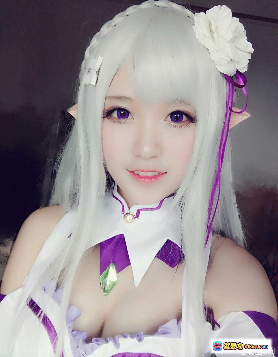 图片[6] - 腐团儿cos艾米莉娅｜Re:从零开始的异世界生活｜银发紫瞳精灵耳｜白色花朵发饰｜紫色领结制服｜精致妆容写真 - 就要吻