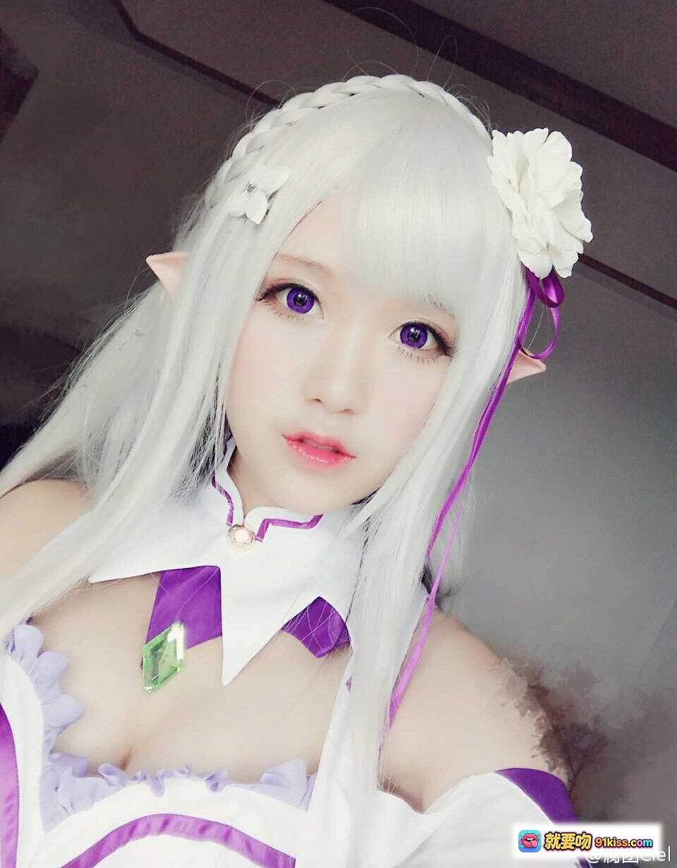 图片[10] - 腐团儿cos艾米莉娅｜Re:从零开始的异世界生活｜银发紫瞳精灵耳｜白色花朵发饰｜紫色领结制服｜精致妆容写真 - 就要吻