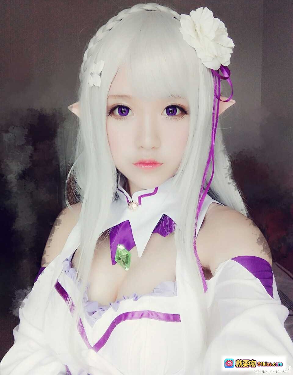 图片[7] - 腐团儿cos艾米莉娅｜Re:从零开始的异世界生活｜银发紫瞳精灵耳｜白色花朵发饰｜紫色领结制服｜精致妆容写真 - 就要吻