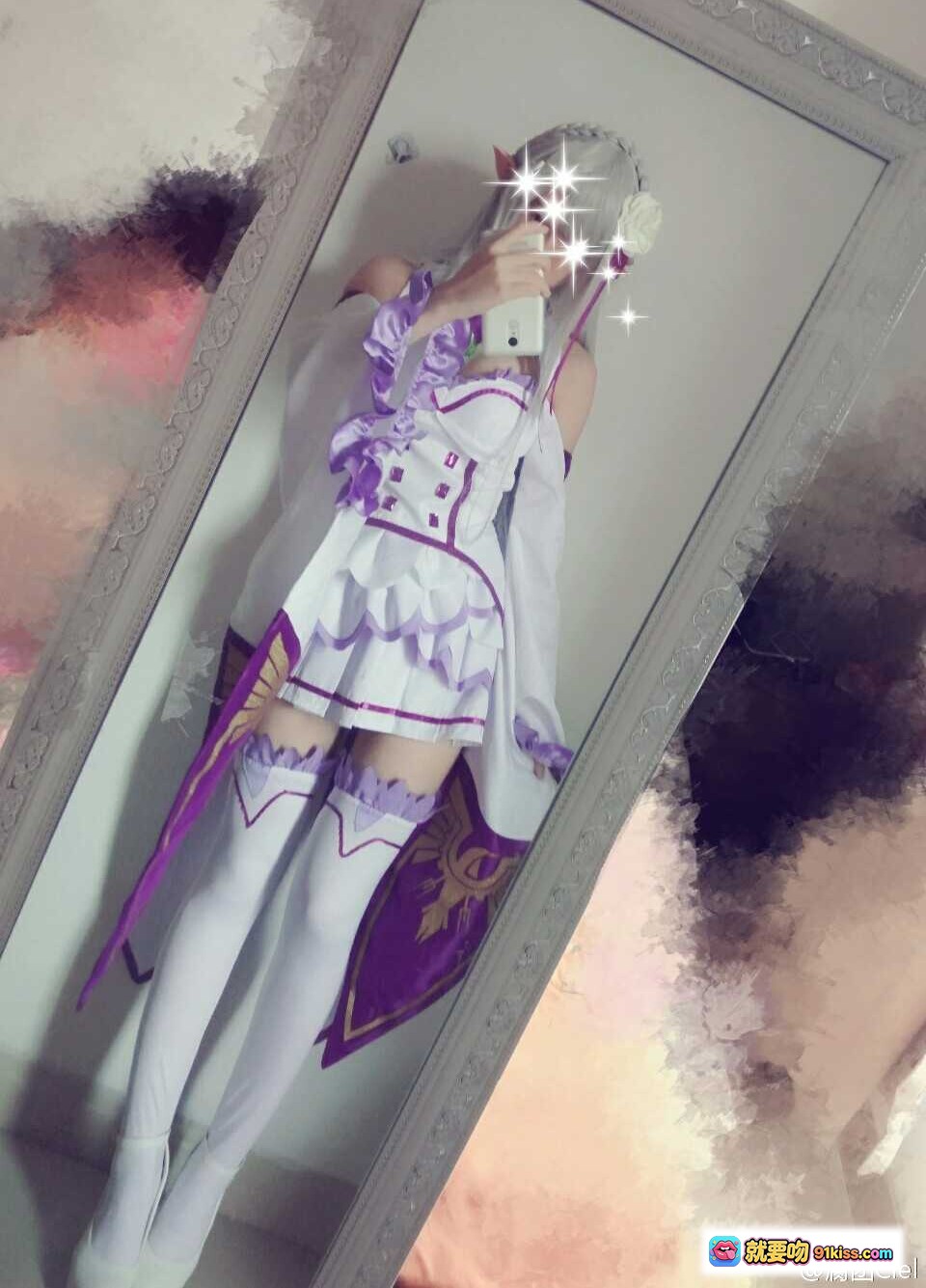 图片[8] - 腐团儿cos艾米莉娅｜Re:从零开始的异世界生活｜银发紫瞳精灵耳｜白色花朵发饰｜紫色领结制服｜精致妆容写真 - 就要吻