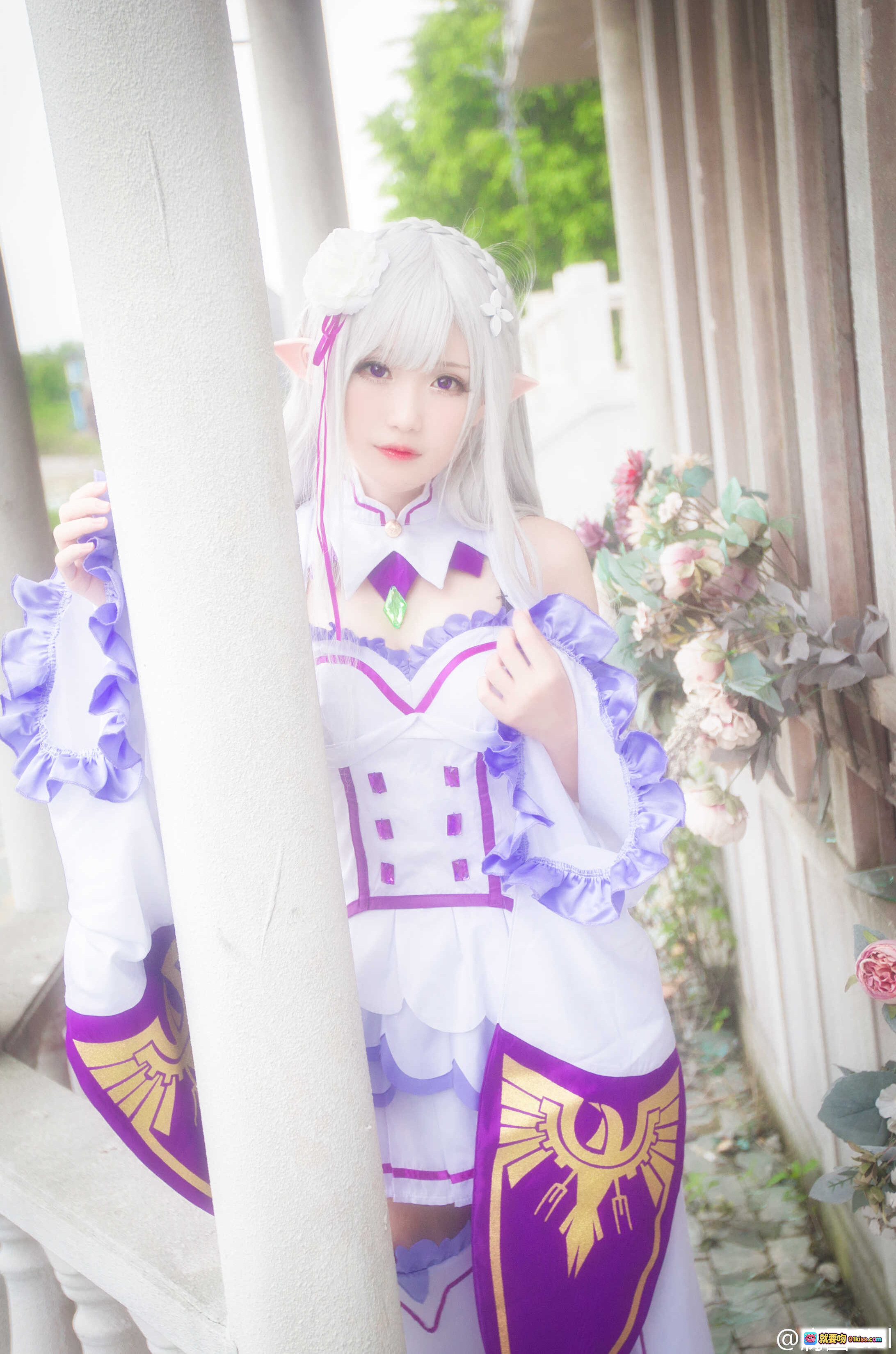 图片[2] - 腐团儿cos艾米莉娅｜Re:从零开始的异世界生活｜银发紫瞳精灵耳｜白色花朵发饰｜紫色领结制服｜精致妆容写真 - 就要吻