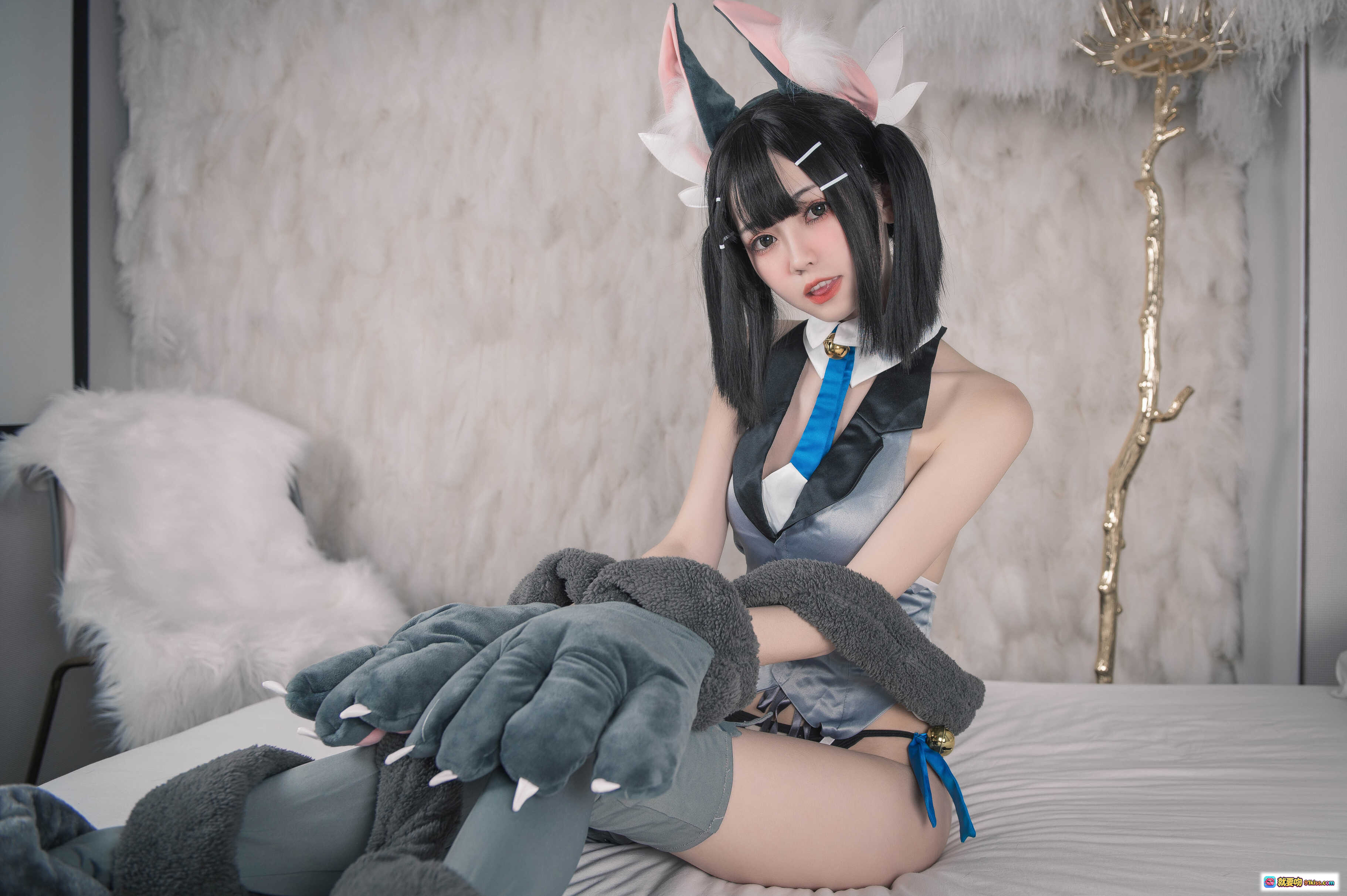 图片[5] - 美游猫耳Cosplay写真 | 负卿NO.026 | 黑发双马尾 | 灰色绒毛手套 | 蓝色蝴蝶结尾巴 | 床上性感姿势 | 25P高清图集 - 就要吻