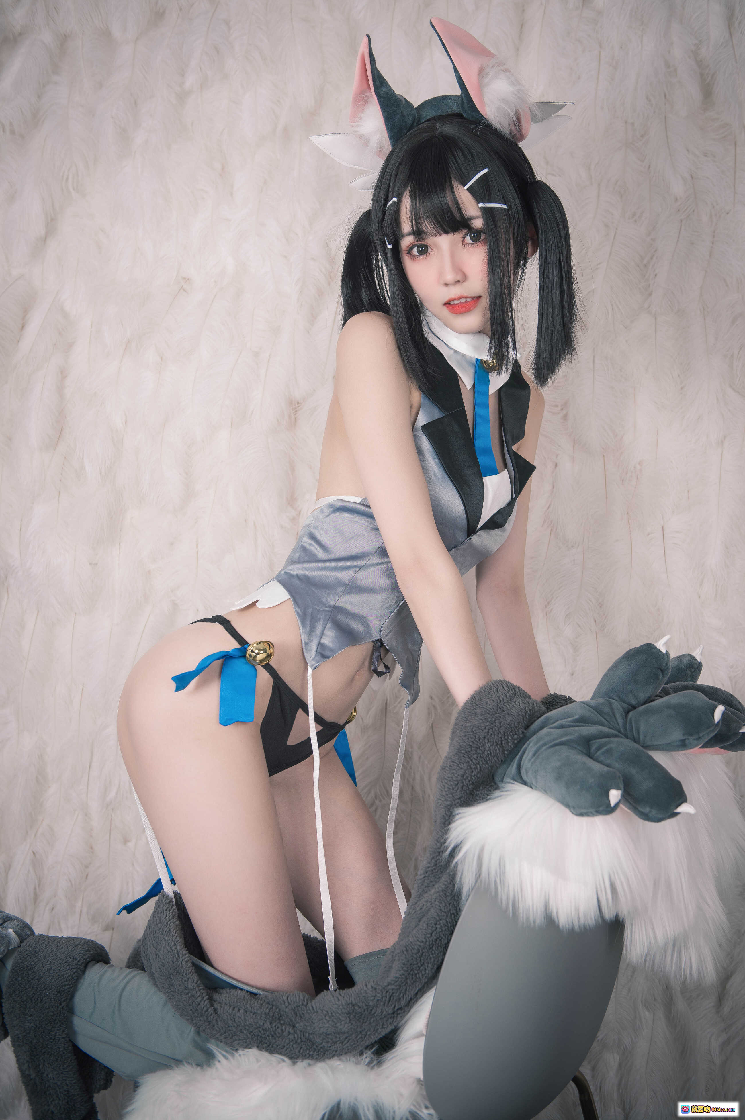 图片[7] - 美游猫耳Cosplay写真 | 负卿NO.026 | 黑发双马尾 | 灰色绒毛手套 | 蓝色蝴蝶结尾巴 | 床上性感姿势 | 25P高清图集 - 就要吻