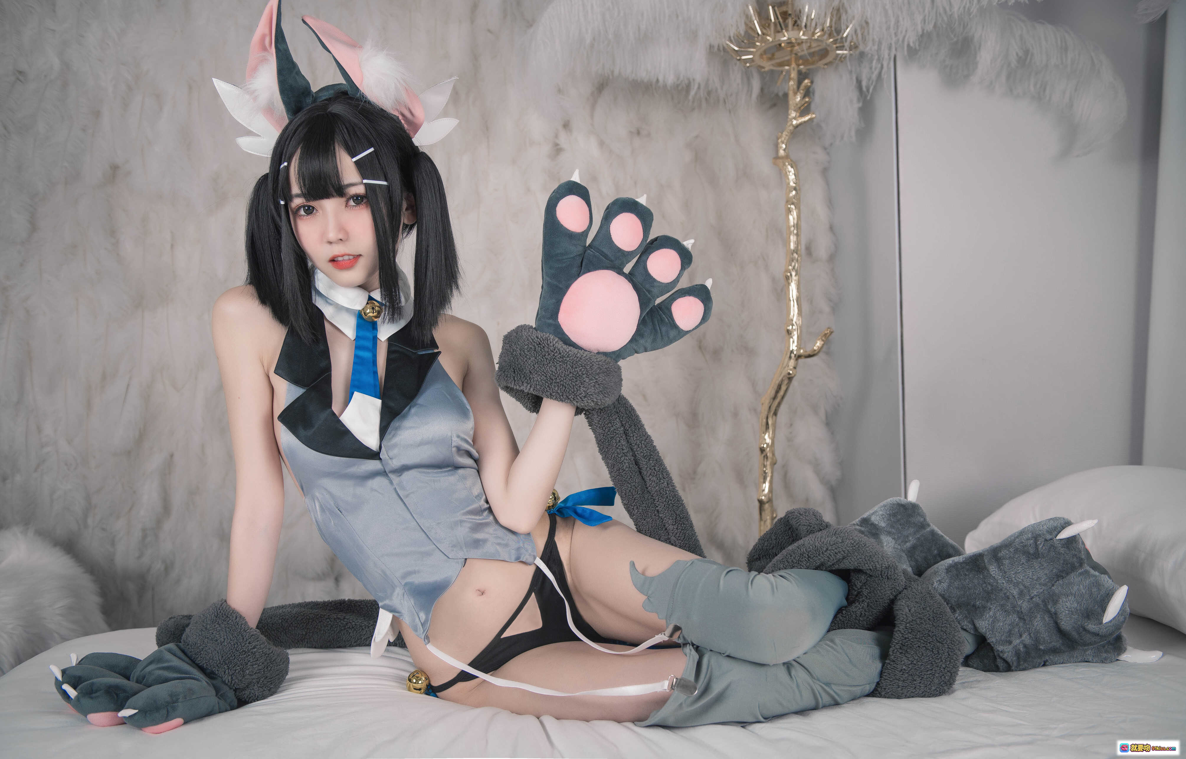 图片[2] - 美游猫耳Cosplay写真 | 负卿NO.026 | 黑发双马尾 | 灰色绒毛手套 | 蓝色蝴蝶结尾巴 | 床上性感姿势 | 25P高清图集 - 就要吻