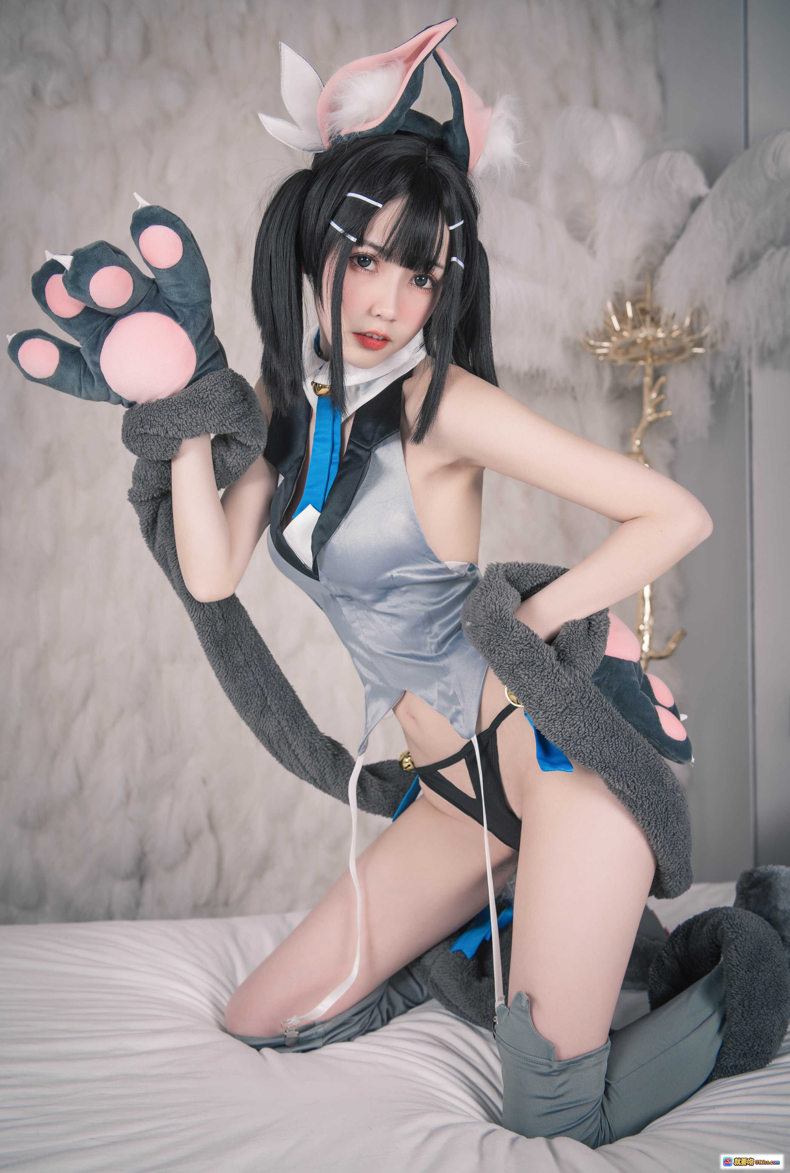 图片[3] - 美游猫耳Cosplay写真 | 负卿NO.026 | 黑发双马尾 | 灰色绒毛手套 | 蓝色蝴蝶结尾巴 | 床上性感姿势 | 25P高清图集 - 就要吻