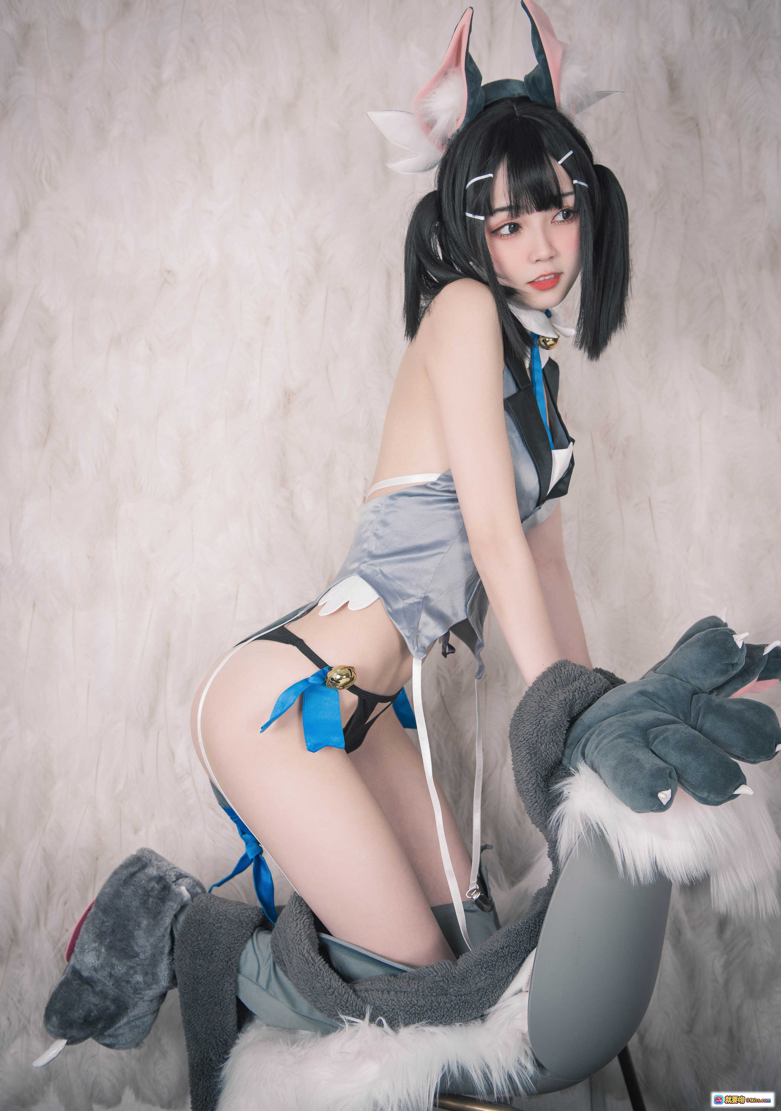 图片[6] - 美游猫耳Cosplay写真 | 负卿NO.026 | 黑发双马尾 | 灰色绒毛手套 | 蓝色蝴蝶结尾巴 | 床上性感姿势 | 25P高清图集 - 就要吻