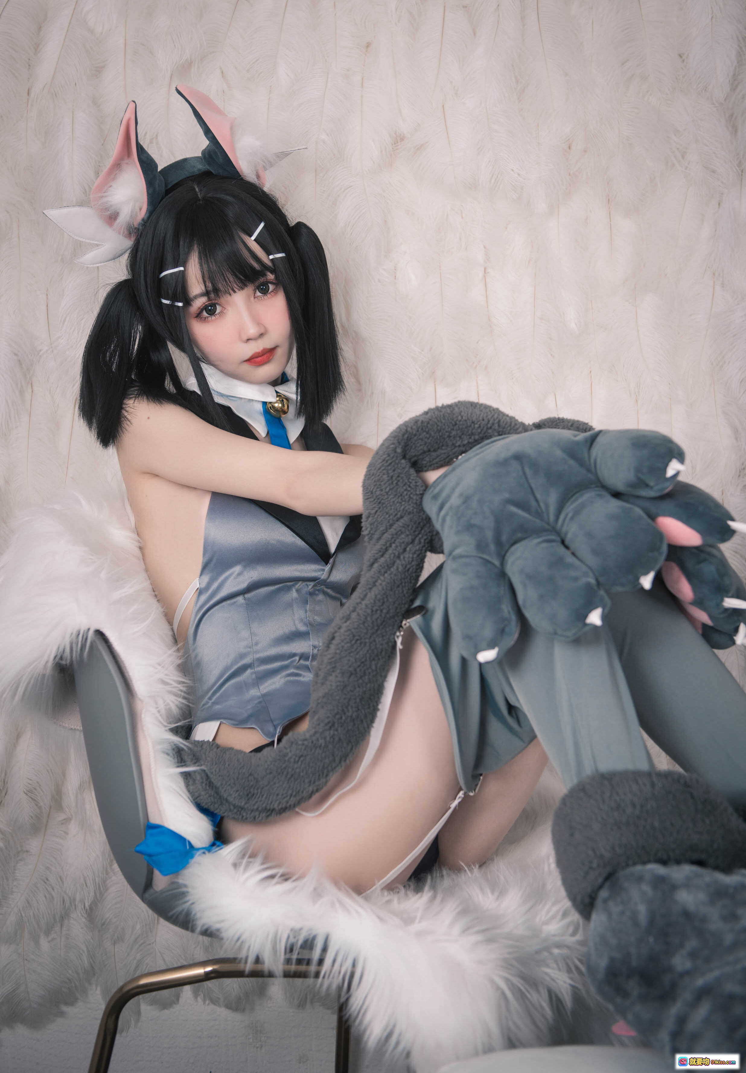 图片[8] - 美游猫耳Cosplay写真 | 负卿NO.026 | 黑发双马尾 | 灰色绒毛手套 | 蓝色蝴蝶结尾巴 | 床上性感姿势 | 25P高清图集 - 就要吻