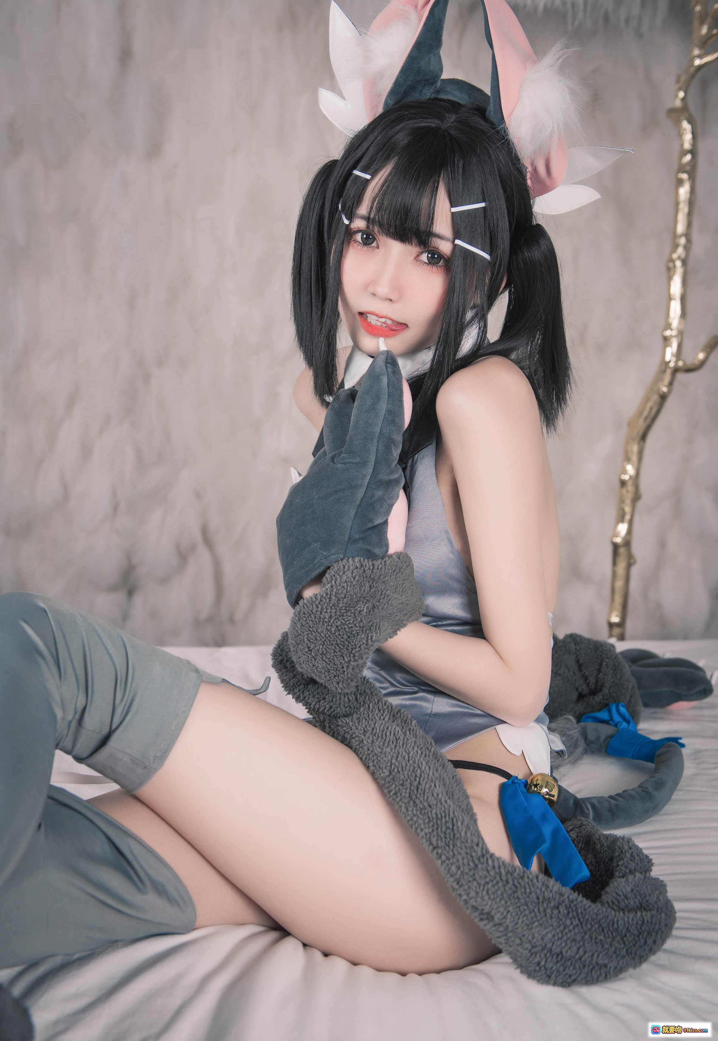 美游猫耳Cosplay写真 | 负卿NO.026 | 黑发双马尾 | 灰色绒毛手套 | 蓝色蝴蝶结尾巴 | 床上性感姿势 | 25P高清图集 - 就要吻