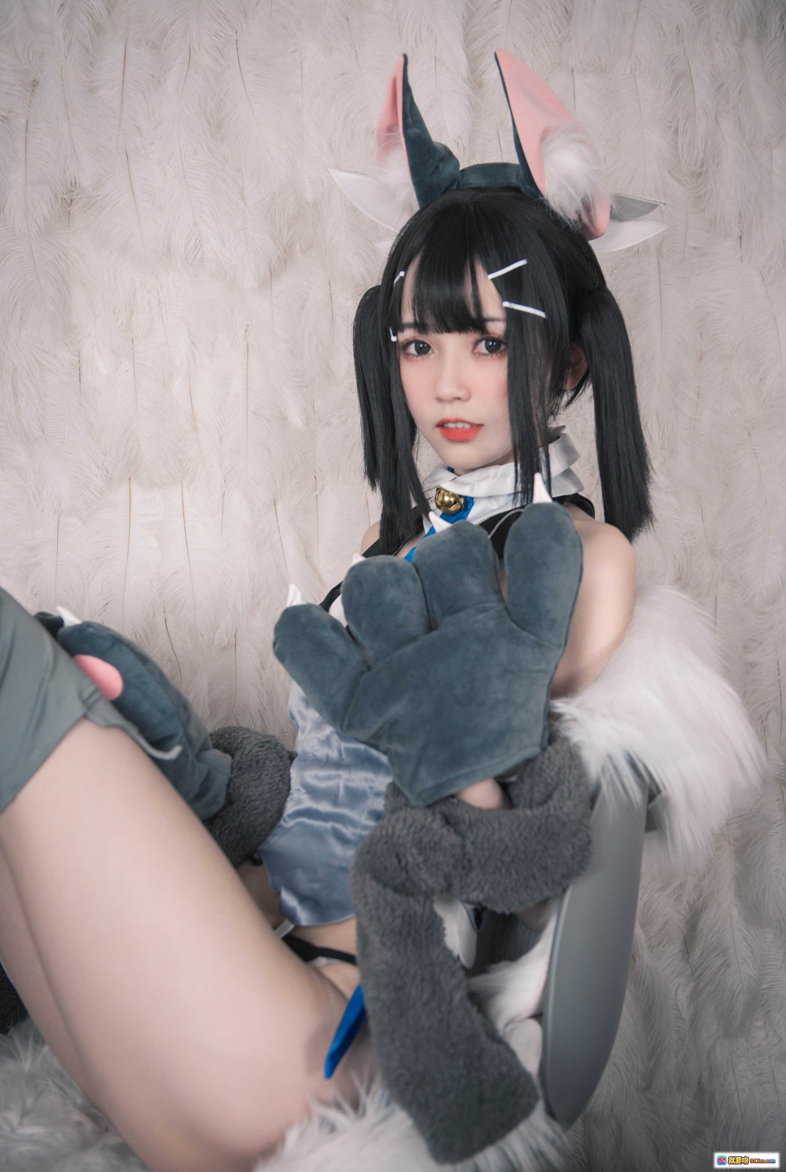 图片[9] - 美游猫耳Cosplay写真 | 负卿NO.026 | 黑发双马尾 | 灰色绒毛手套 | 蓝色蝴蝶结尾巴 | 床上性感姿势 | 25P高清图集 - 就要吻