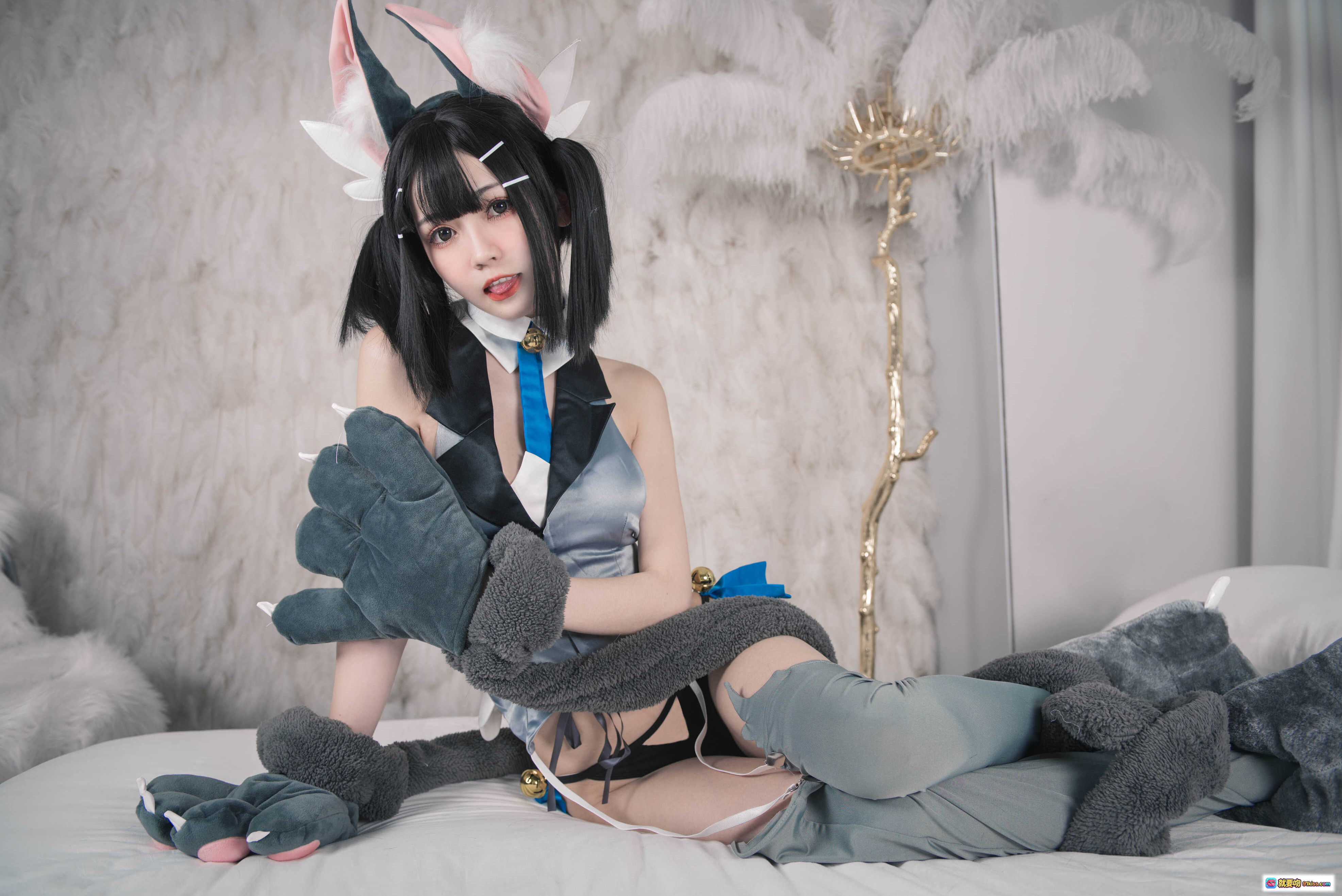 图片[10] - 美游猫耳Cosplay写真 | 负卿NO.026 | 黑发双马尾 | 灰色绒毛手套 | 蓝色蝴蝶结尾巴 | 床上性感姿势 | 25P高清图集 - 就要吻