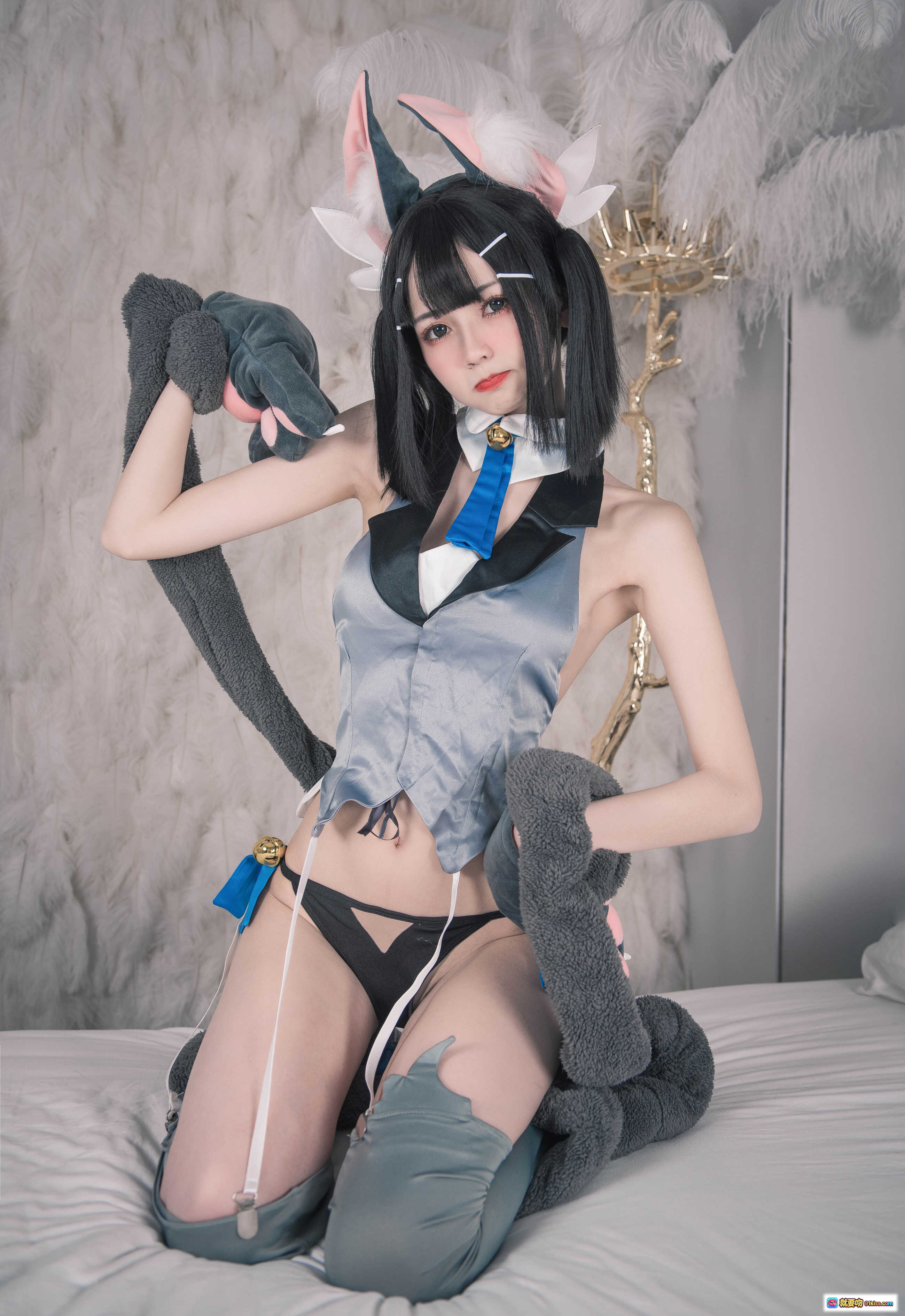 图片[4] - 美游猫耳Cosplay写真 | 负卿NO.026 | 黑发双马尾 | 灰色绒毛手套 | 蓝色蝴蝶结尾巴 | 床上性感姿势 | 25P高清图集 - 就要吻