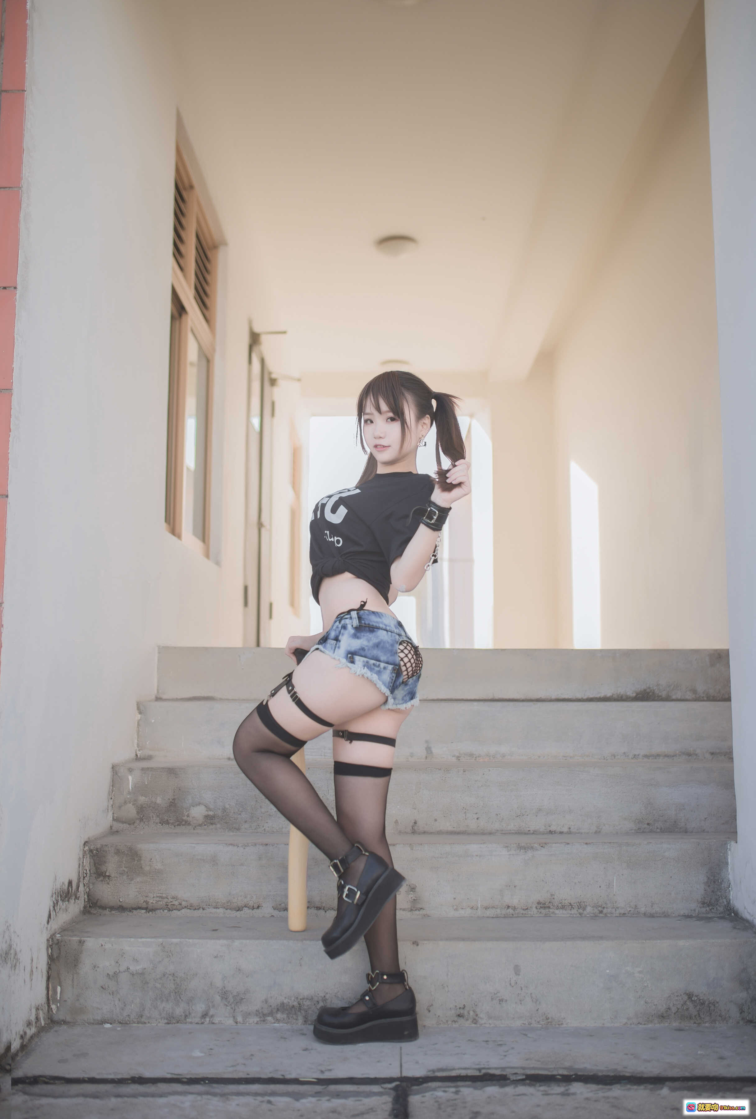 图片[7] - Yoko宅夏NO.005巨乳写真 28P高清美腿黑丝牛仔短裤室内窗边姿势性感私房照 - 就要吻