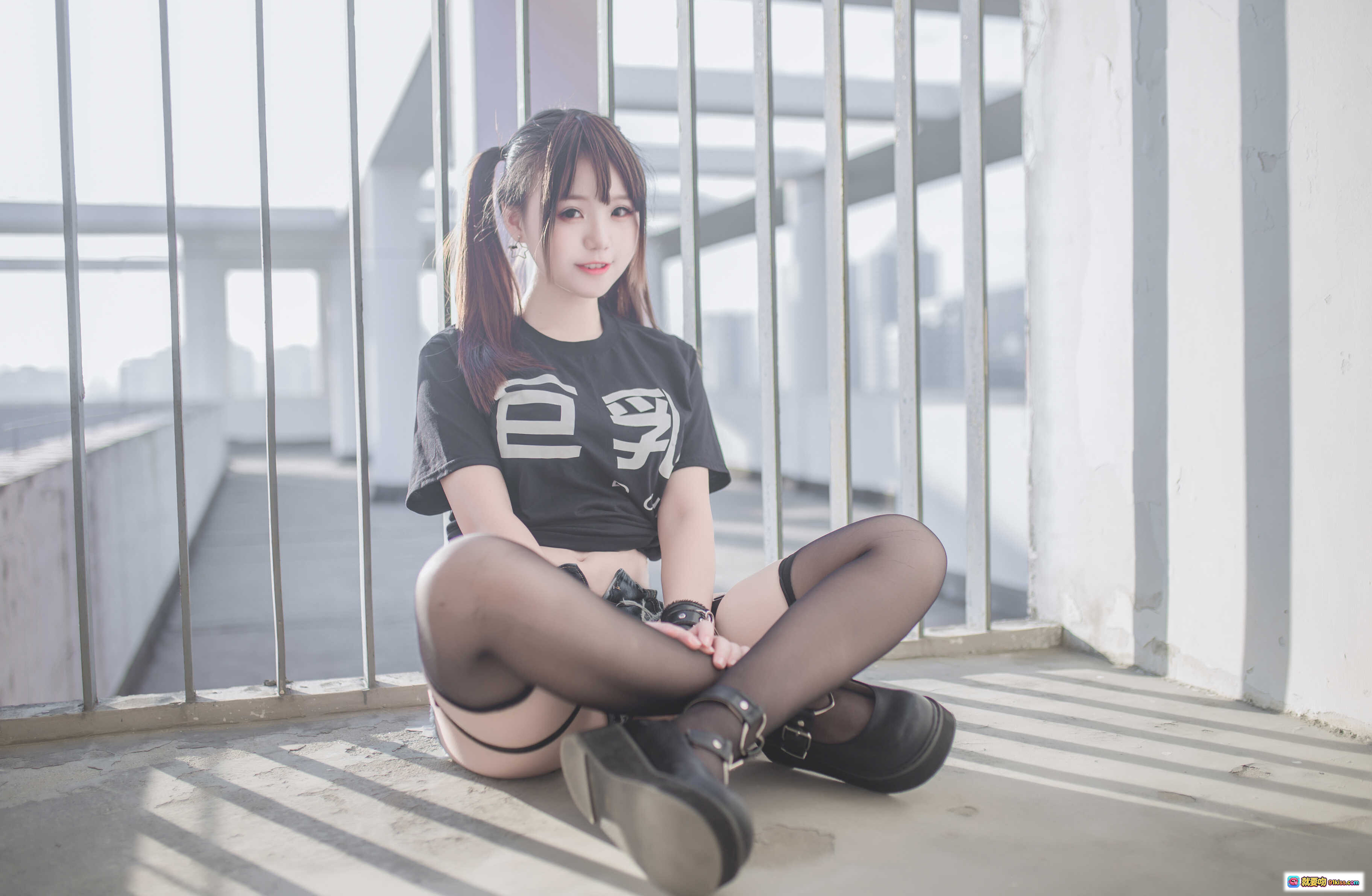 图片[2] - Yoko宅夏NO.005巨乳写真 28P高清美腿黑丝牛仔短裤室内窗边姿势性感私房照 - 就要吻