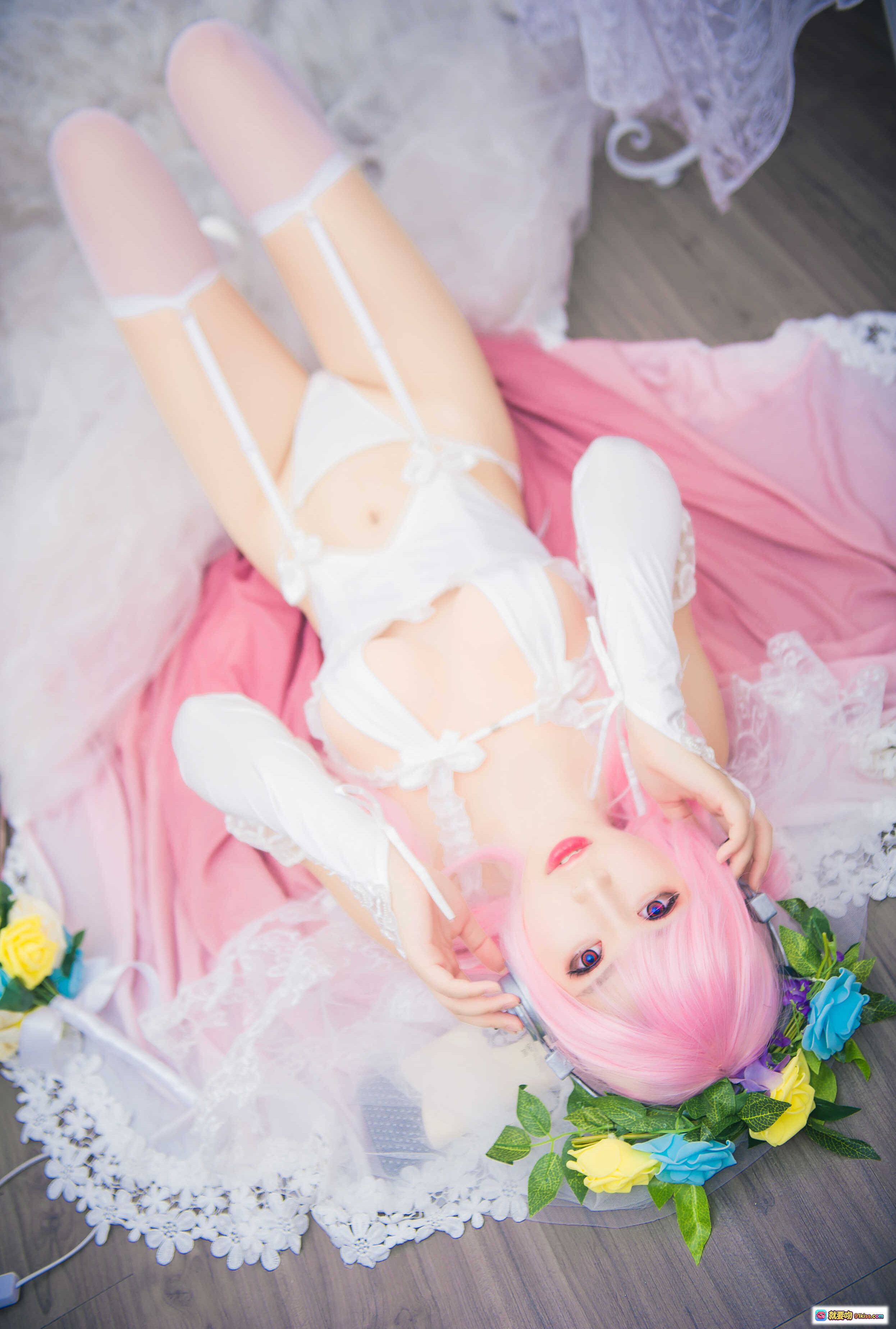 小酥酱NO.012索尼子花嫁Cosplay写真 白色蕾丝内衣粉发少女躺姿花环装饰40P高清图集 - 就要吻