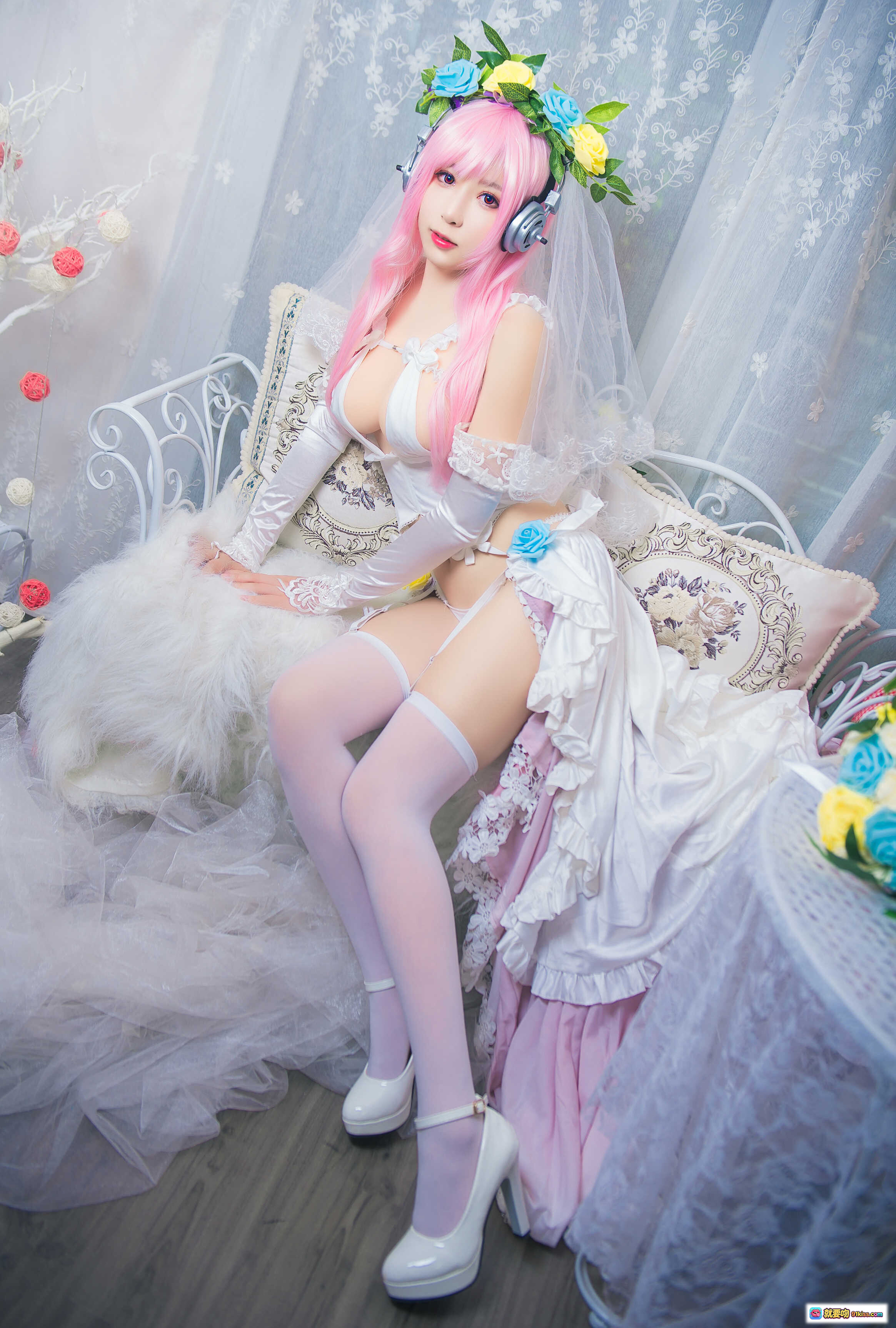 图片[4] - 小酥酱NO.012索尼子花嫁Cosplay写真 白色蕾丝内衣粉发少女躺姿花环装饰40P高清图集 - 就要吻