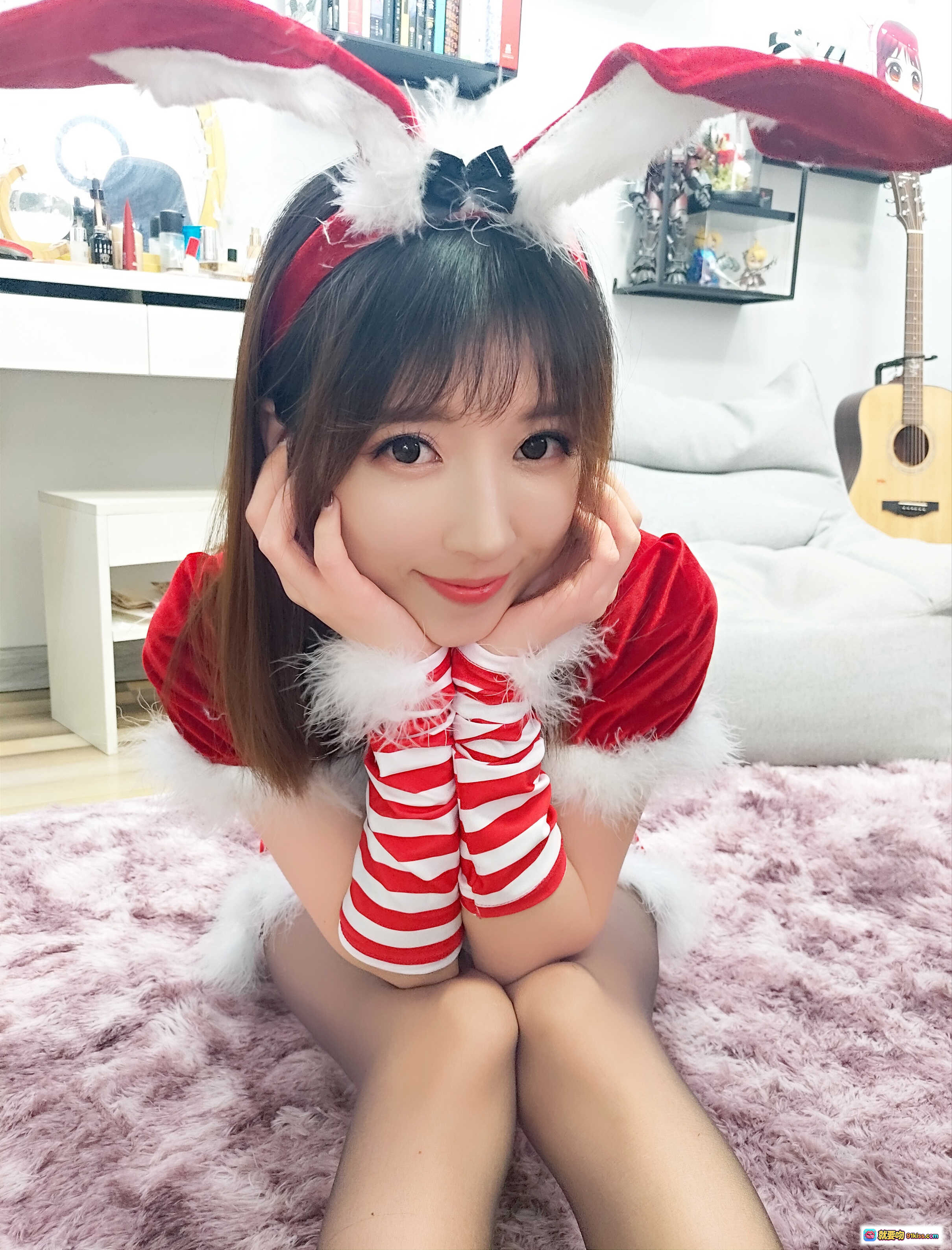 小女巫露娜NO.003圣诞兔子写真｜红白条纹长袜+兔耳发箍+绒毛圣诞装｜甜美少女居家私房照 - 就要吻