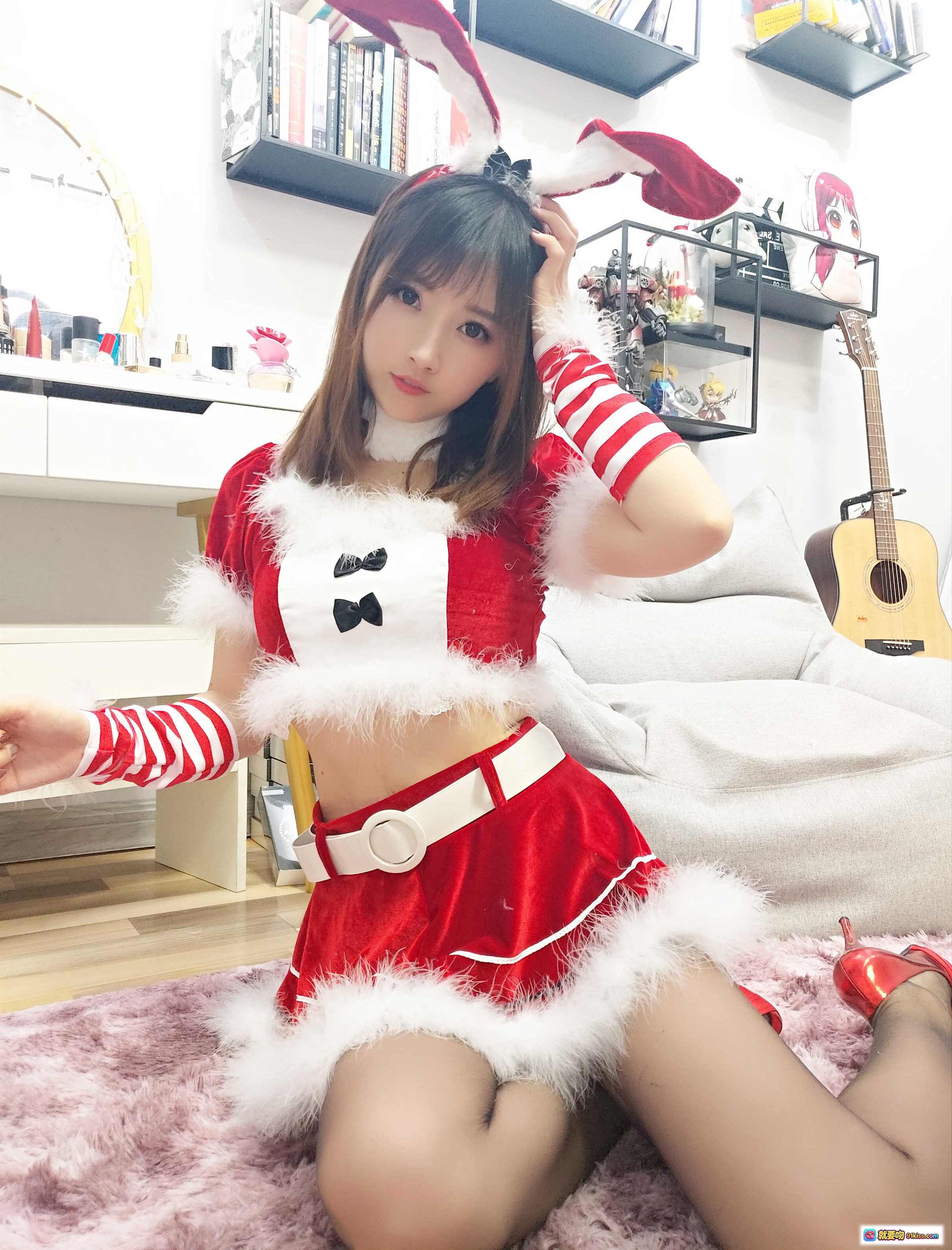 图片[10] - 小女巫露娜NO.003圣诞兔子写真｜红白条纹长袜+兔耳发箍+绒毛圣诞装｜甜美少女居家私房照 - 就要吻