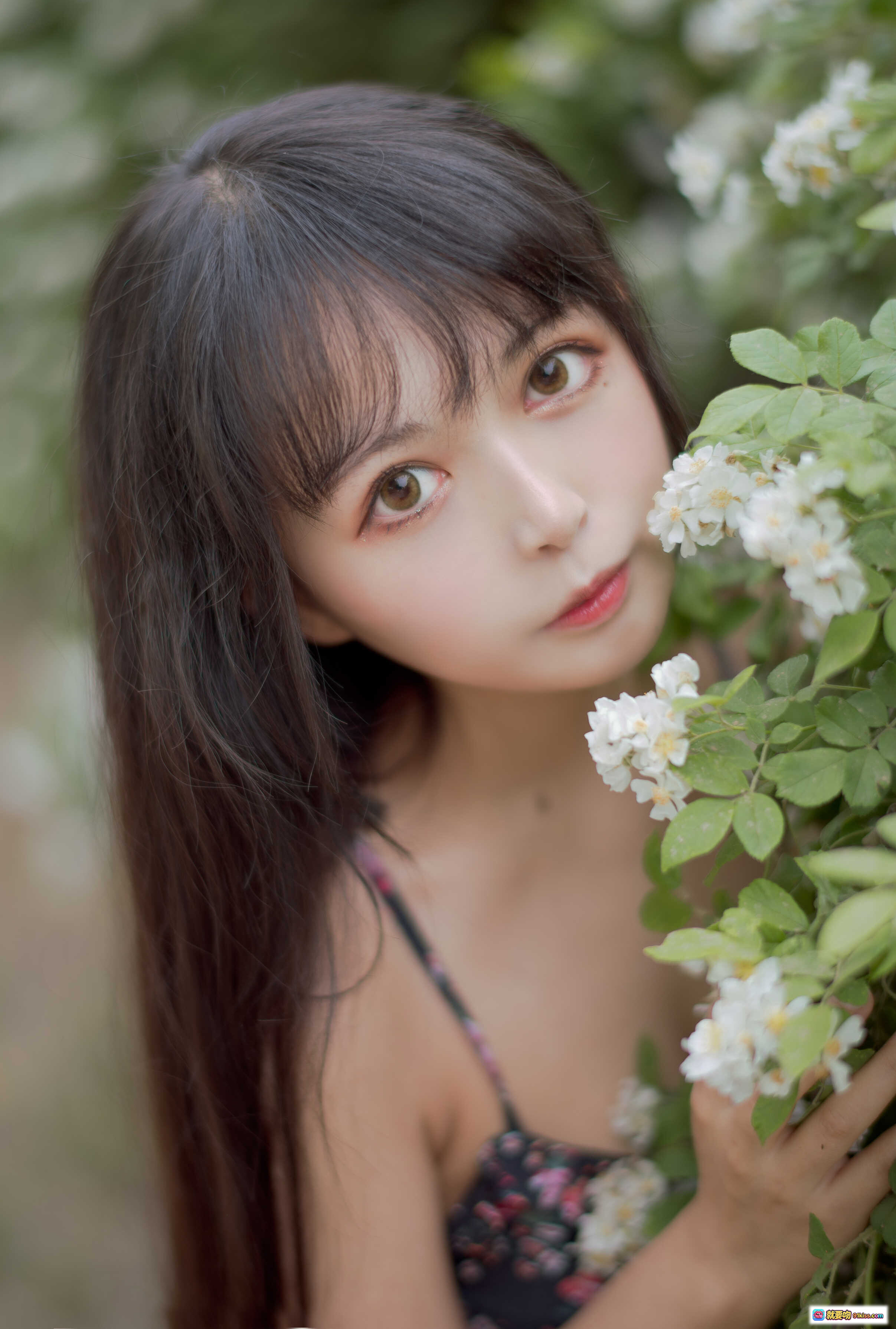 图片[7] - 黑猫猫OvO NO.022 蔷薇花丛少女写真 22P高清美图 自然光下清纯甜美风 长发女孩花间蹲姿摄影集 - 就要吻