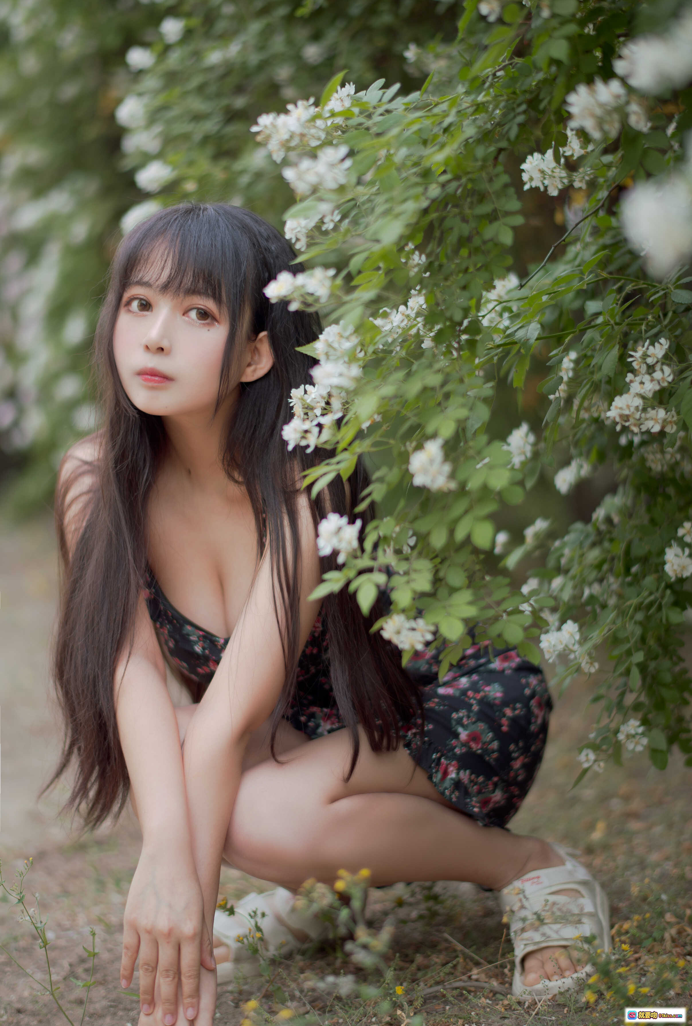 图片[8] - 黑猫猫OvO NO.022 蔷薇花丛少女写真 22P高清美图 自然光下清纯甜美风 长发女孩花间蹲姿摄影集 - 就要吻