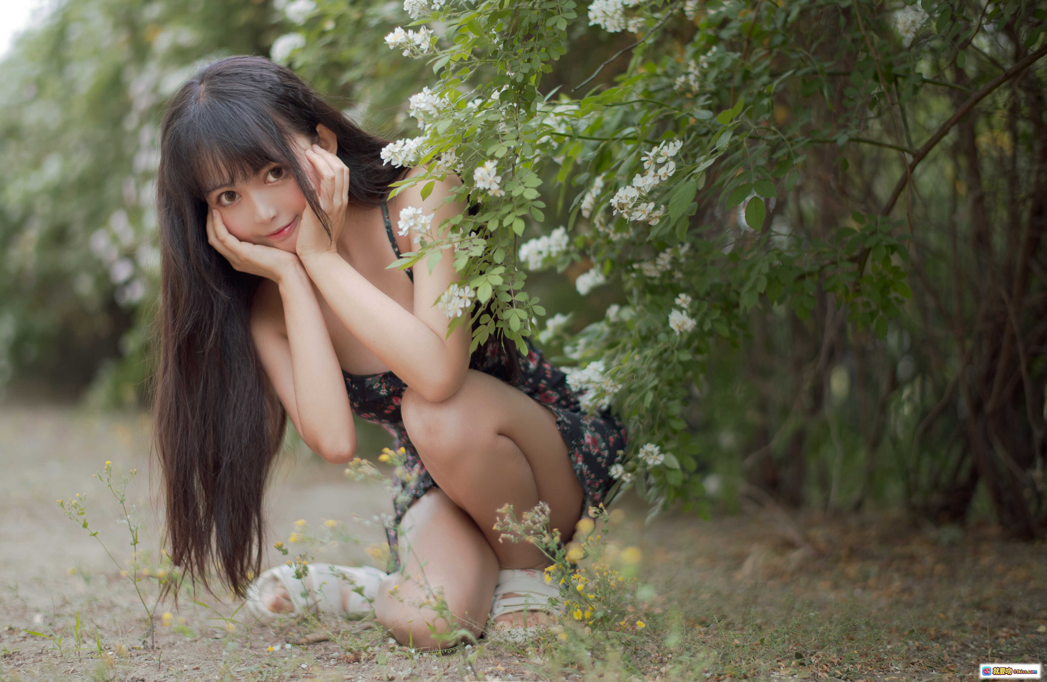 图片[9] - 黑猫猫OvO NO.022 蔷薇花丛少女写真 22P高清美图 自然光下清纯甜美风 长发女孩花间蹲姿摄影集 - 就要吻