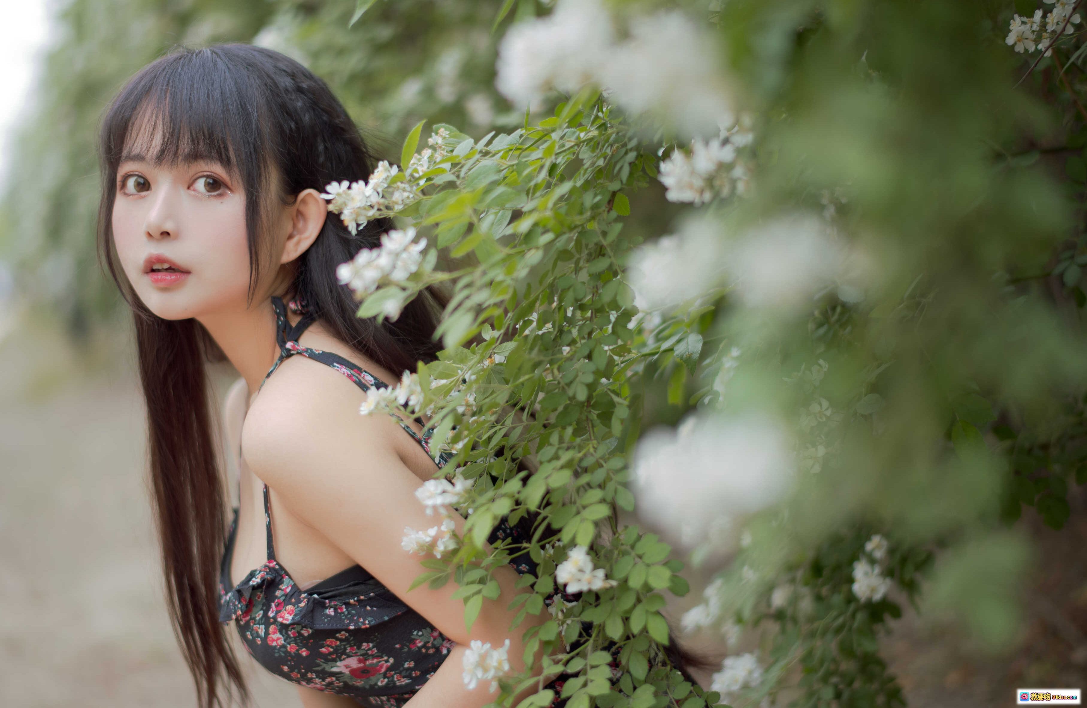 图片[5] - 黑猫猫OvO NO.022 蔷薇花丛少女写真 22P高清美图 自然光下清纯甜美风 长发女孩花间蹲姿摄影集 - 就要吻