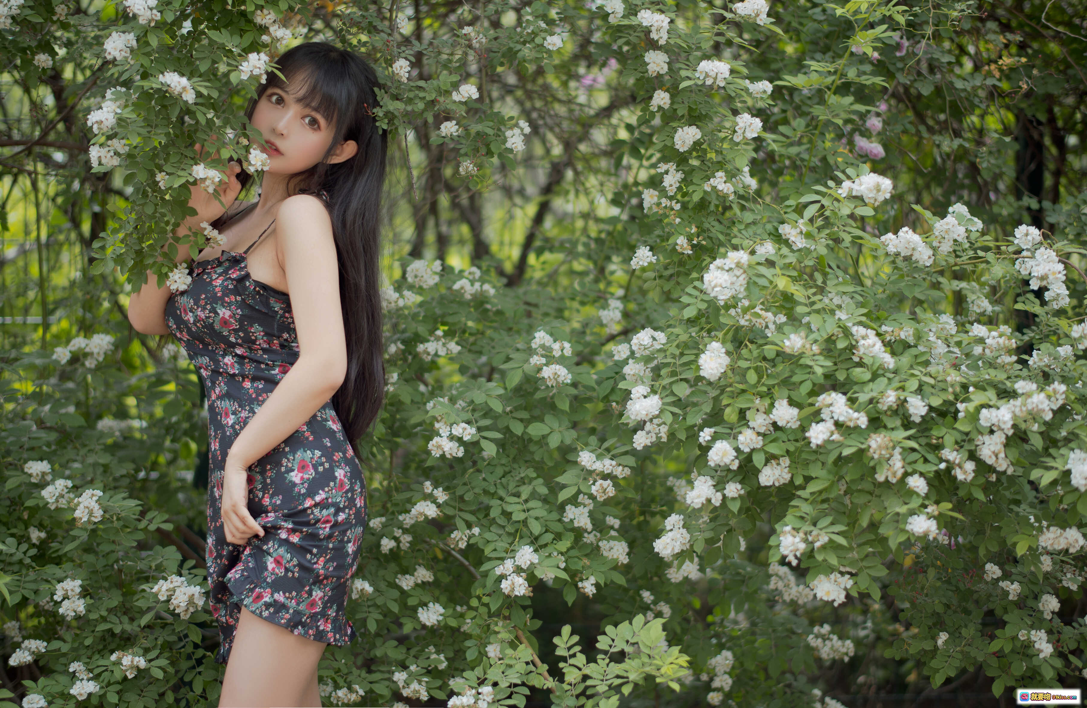 图片[10] - 黑猫猫OvO NO.022 蔷薇花丛少女写真 22P高清美图 自然光下清纯甜美风 长发女孩花间蹲姿摄影集 - 就要吻