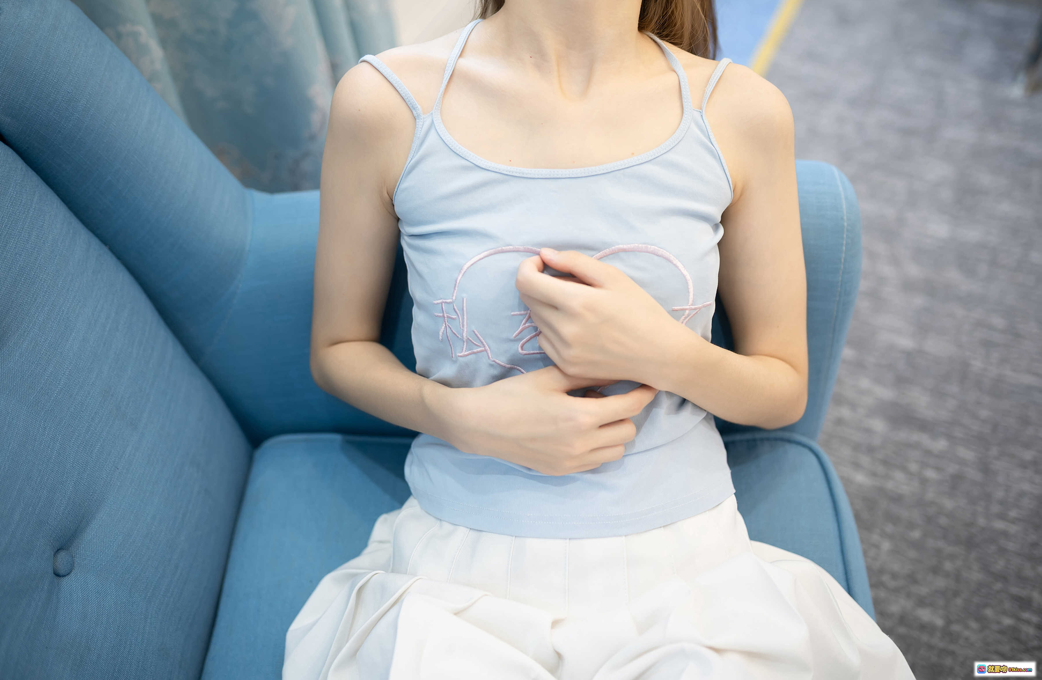 图片[4] - 祖木子NO.020裸足长腿性感写真 白裙蓝床清新卧室美腿诱惑45P高清图集 - 就要吻