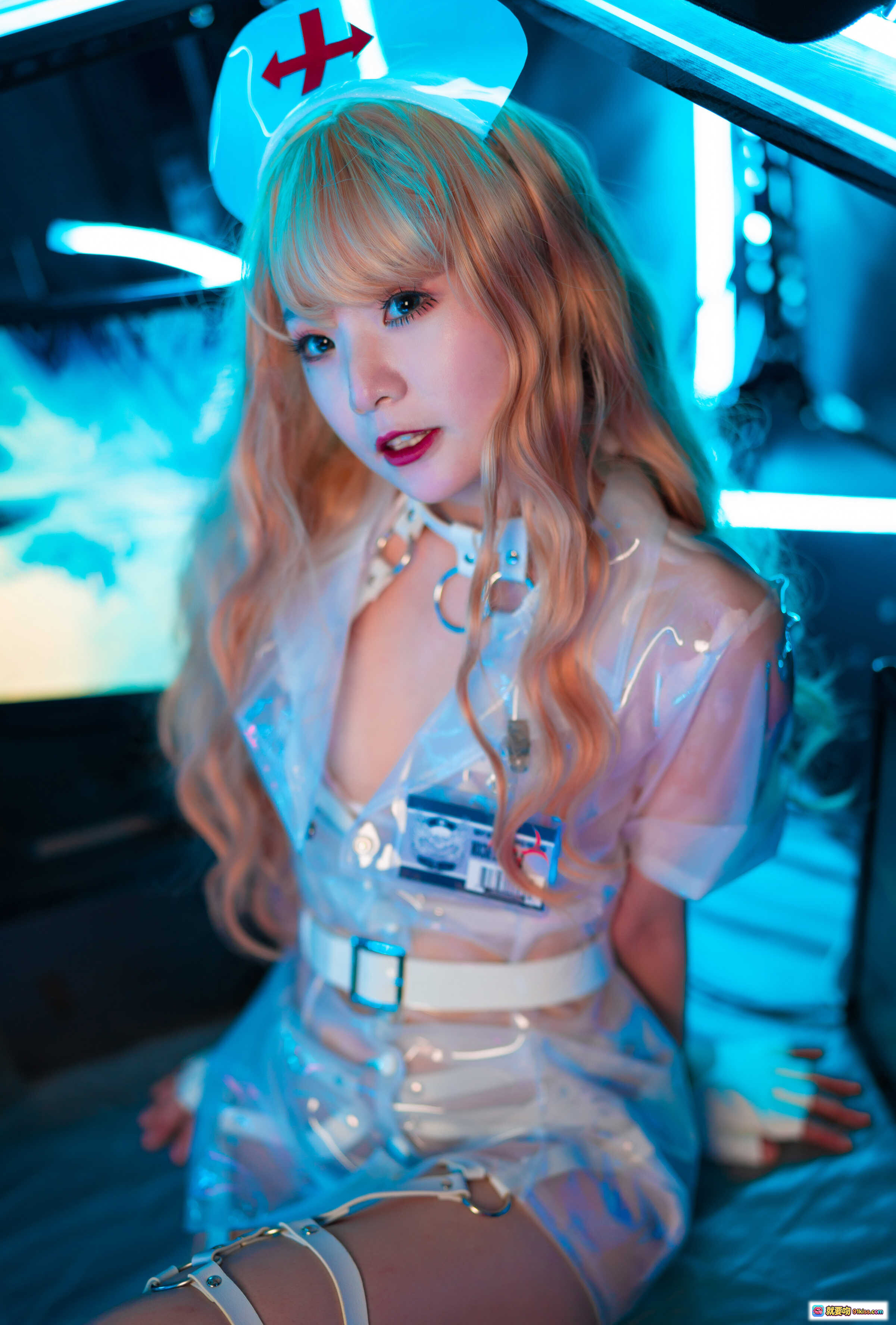 图片[2] - 青水NO.010歪萌护士cosplay写真 | 透明护士服+红十字帽+湿身诱惑+霓虹灯光背景 | 48P高清图集 - 就要吻