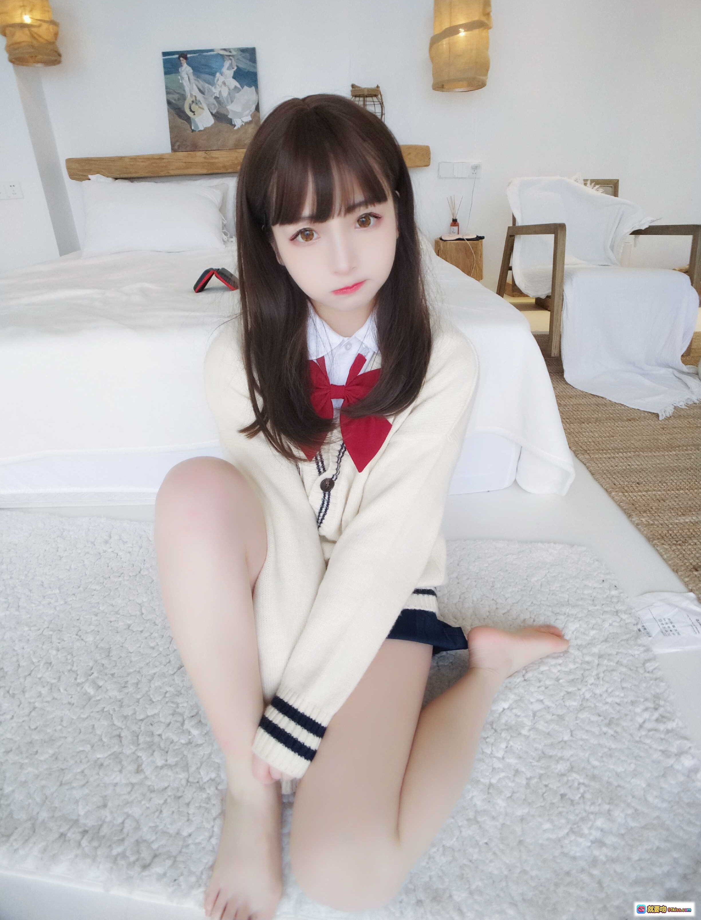 古川NO.007宝多六花日系少女写真｜学院风制服+红色领结+温柔坐姿+卧室场景+高清11P - 就要吻