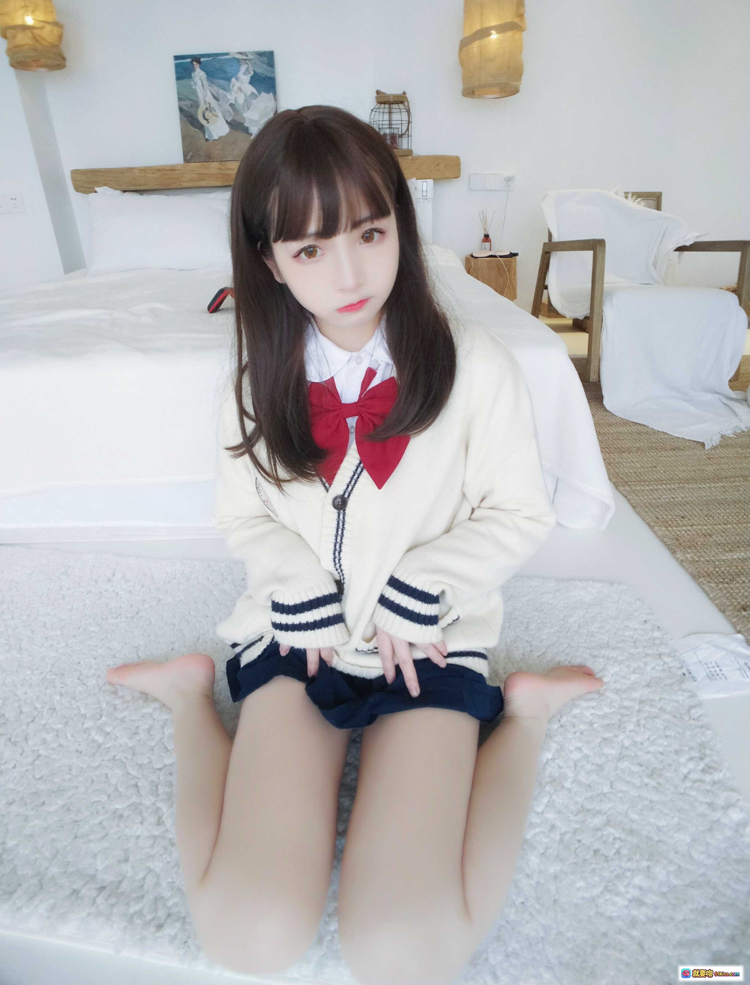 图片[9] - 古川NO.007宝多六花日系少女写真｜学院风制服+红色领结+温柔坐姿+卧室场景+高清11P - 就要吻