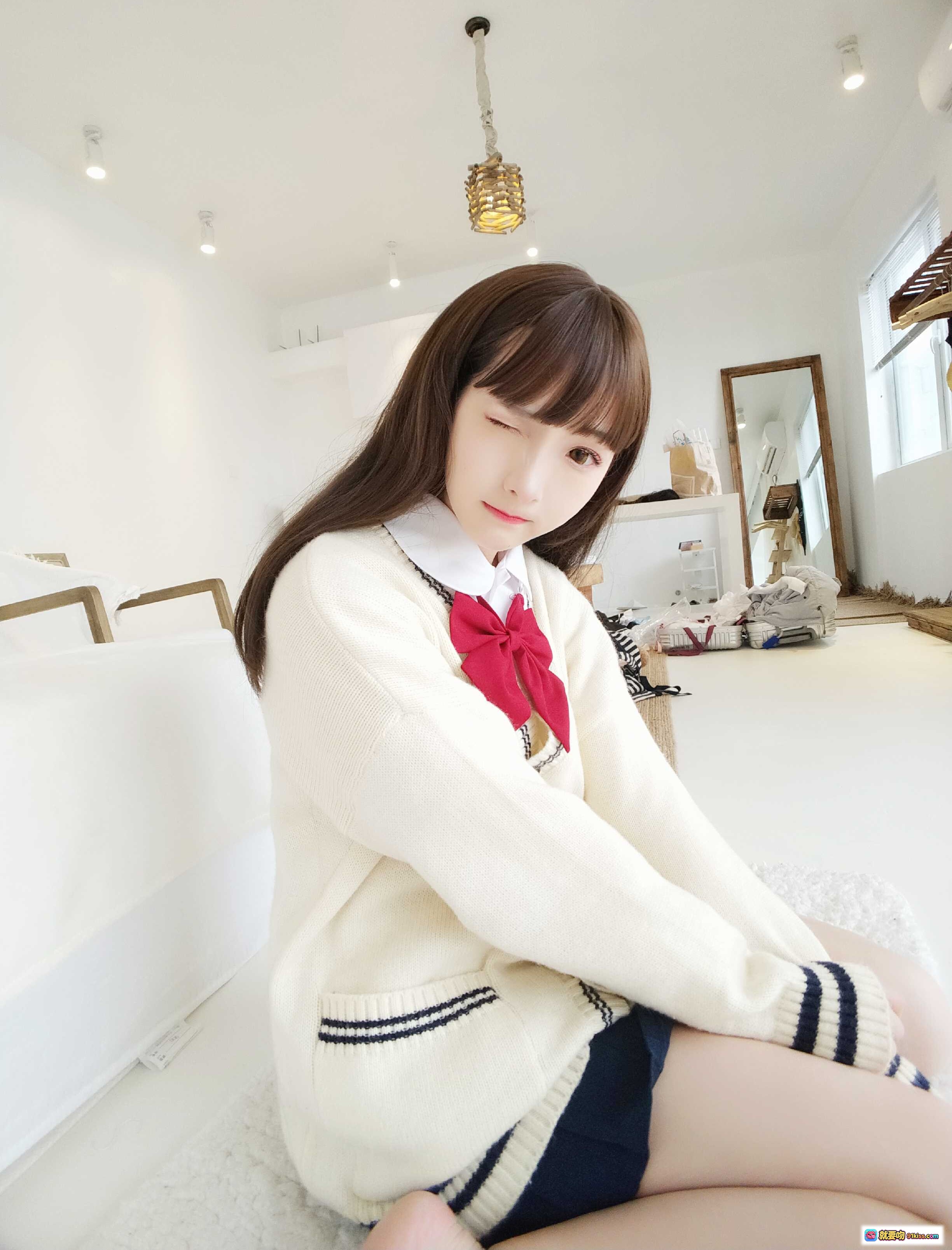 图片[8] - 古川NO.007宝多六花日系少女写真｜学院风制服+红色领结+温柔坐姿+卧室场景+高清11P - 就要吻