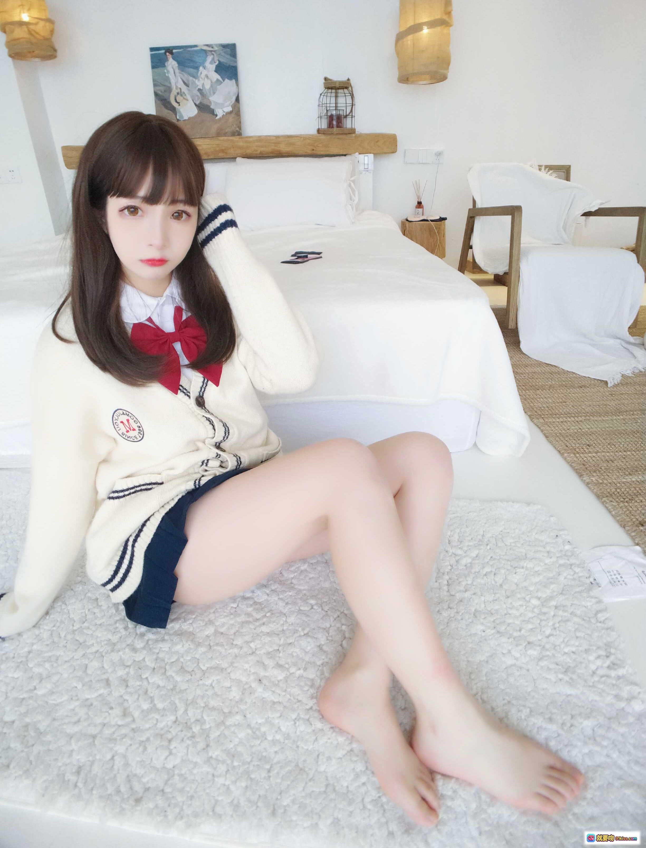 图片[4] - 古川NO.007宝多六花日系少女写真｜学院风制服+红色领结+温柔坐姿+卧室场景+高清11P - 就要吻