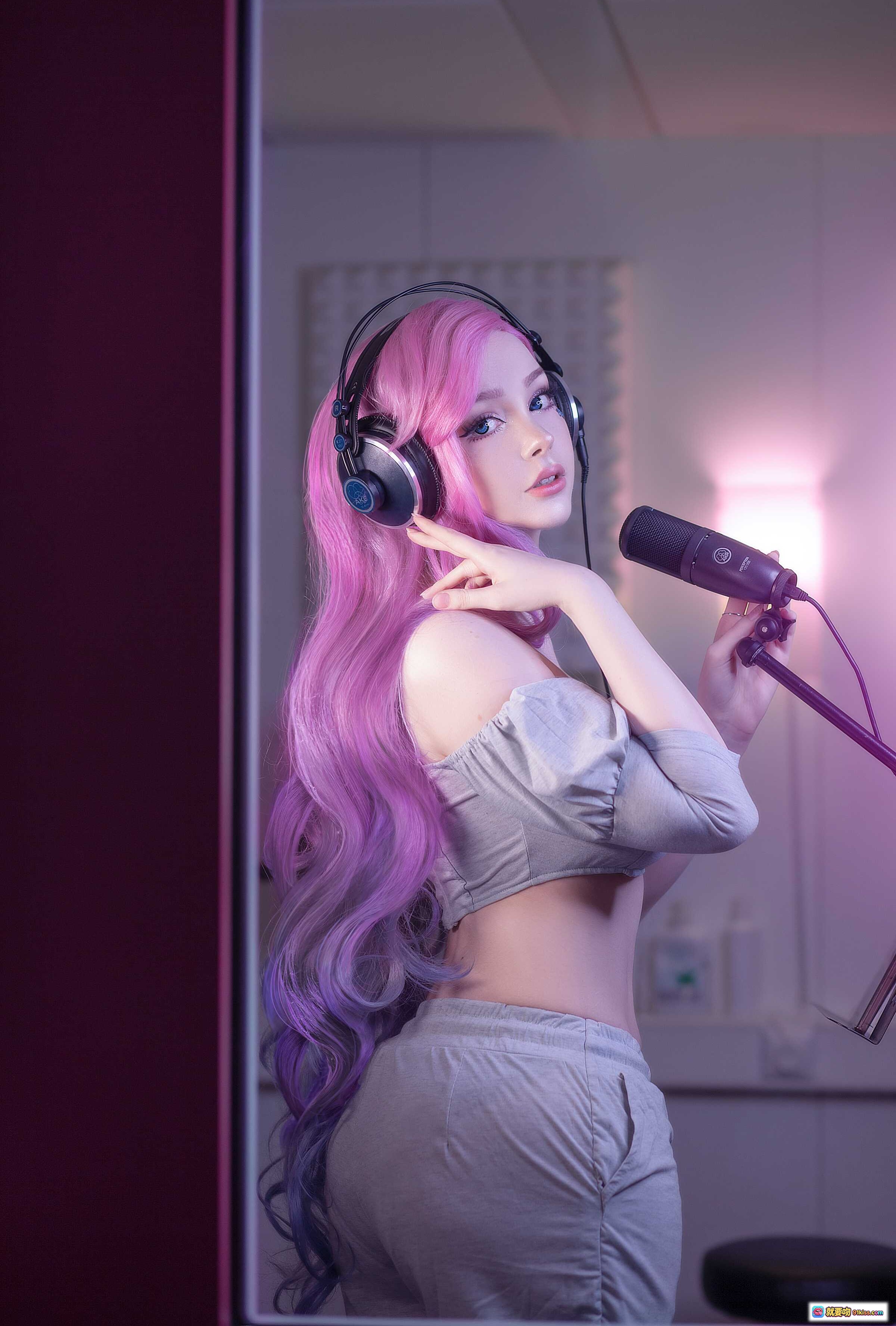 图片[8] - 粉发少女戴耳机深情对麦录音 | KDA风格写真 | Sayathefox NO.018 紫光氛围感人像摄影 - 就要吻