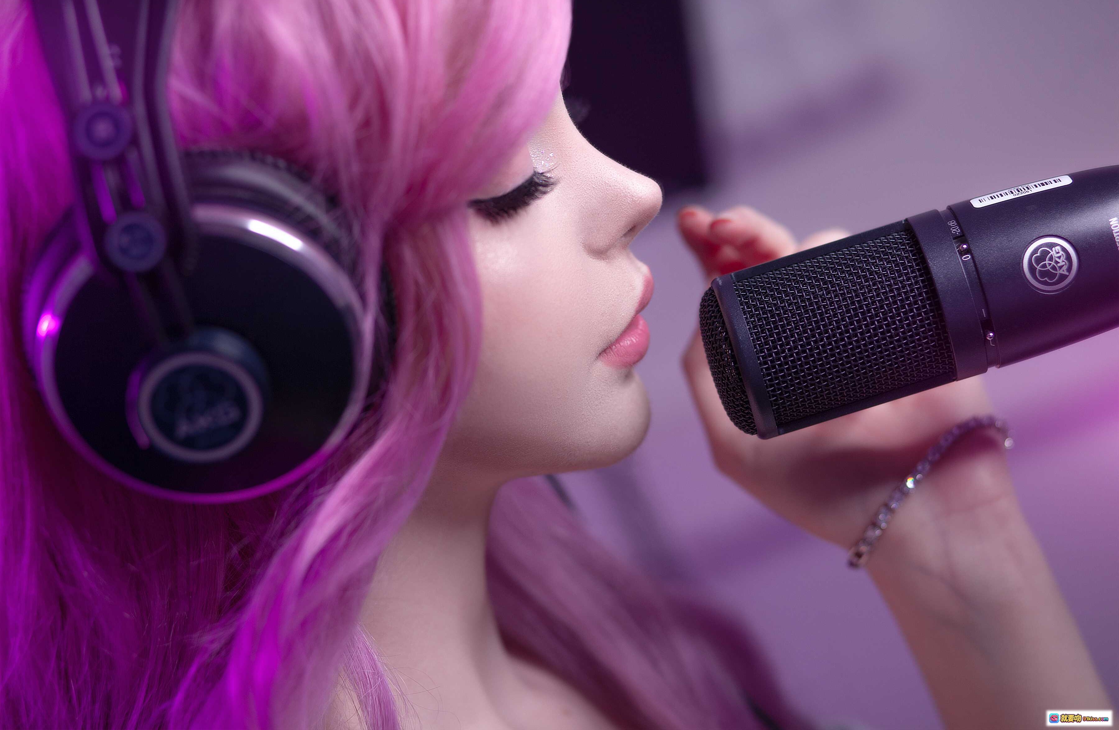 粉发少女戴耳机深情对麦录音 | KDA风格写真 | Sayathefox NO.018 紫光氛围感人像摄影 - 就要吻