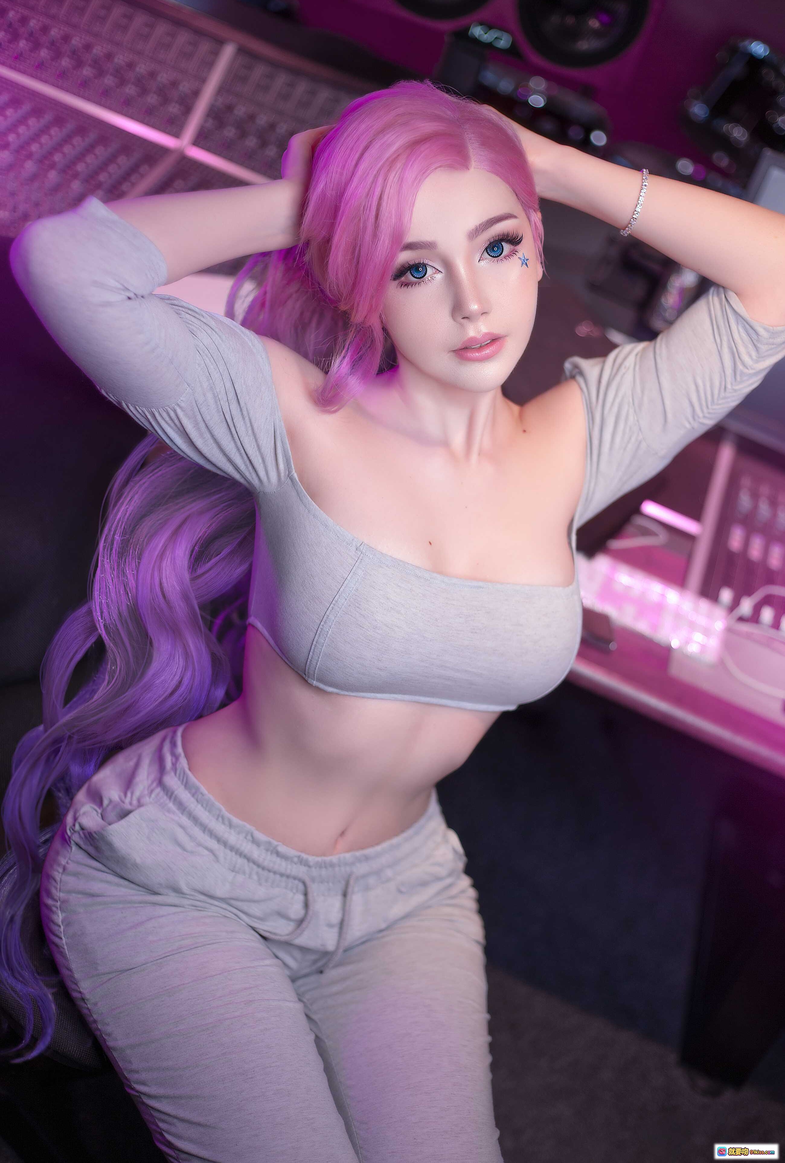 图片[9] - 粉发少女戴耳机深情对麦录音 | KDA风格写真 | Sayathefox NO.018 紫光氛围感人像摄影 - 就要吻