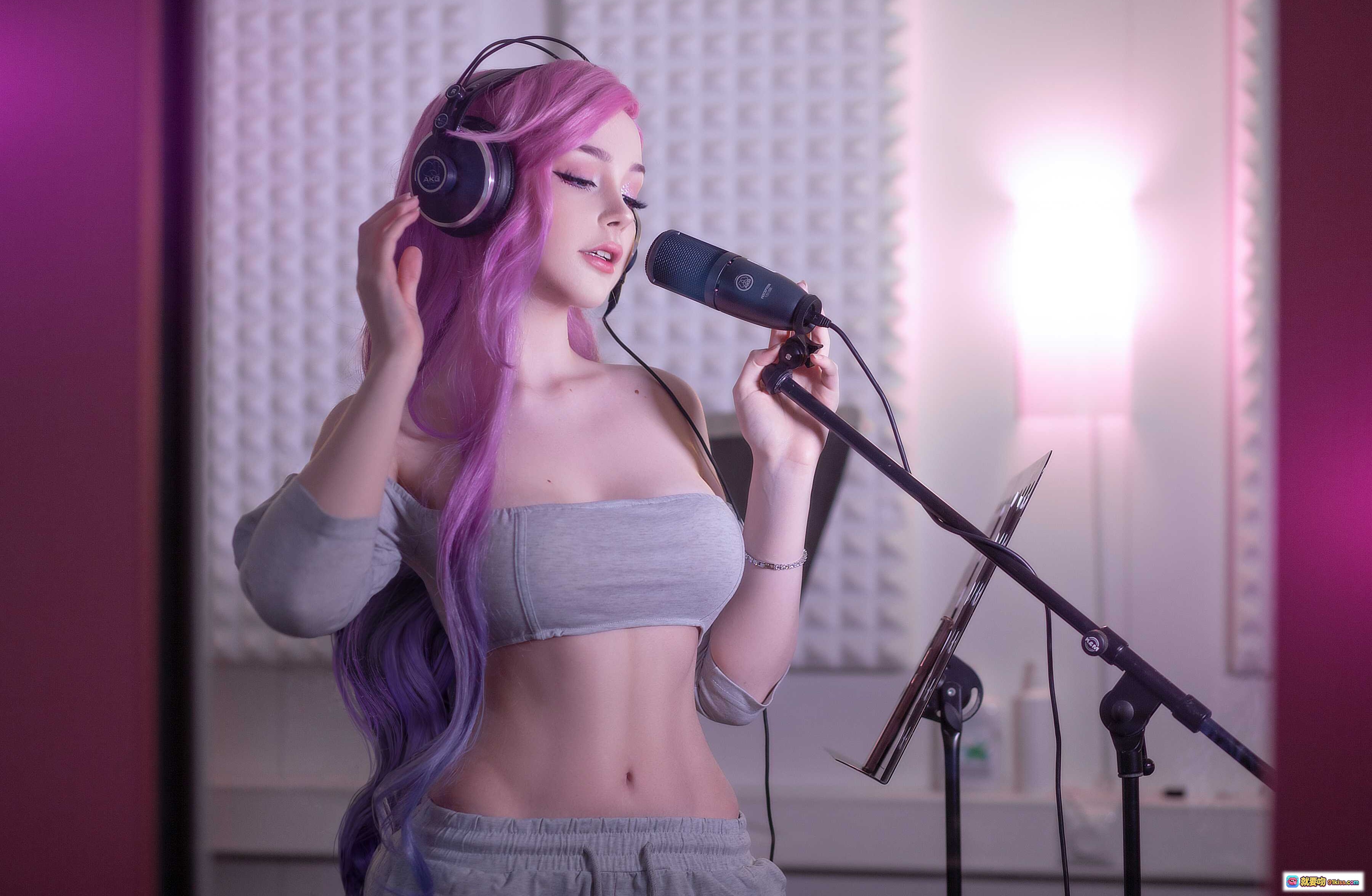 图片[3] - 粉发少女戴耳机深情对麦录音 | KDA风格写真 | Sayathefox NO.018 紫光氛围感人像摄影 - 就要吻