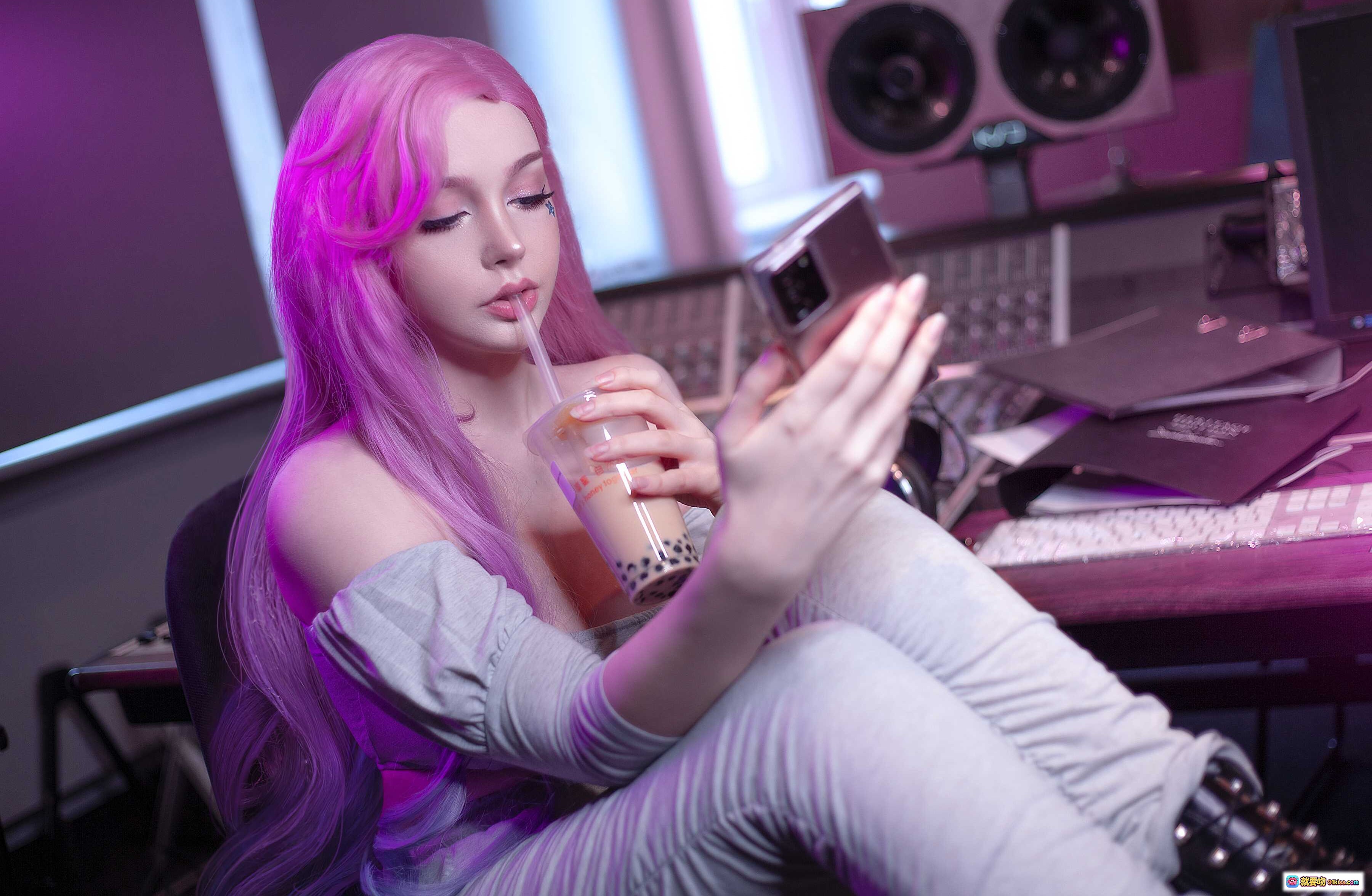 图片[6] - 粉发少女戴耳机深情对麦录音 | KDA风格写真 | Sayathefox NO.018 紫光氛围感人像摄影 - 就要吻