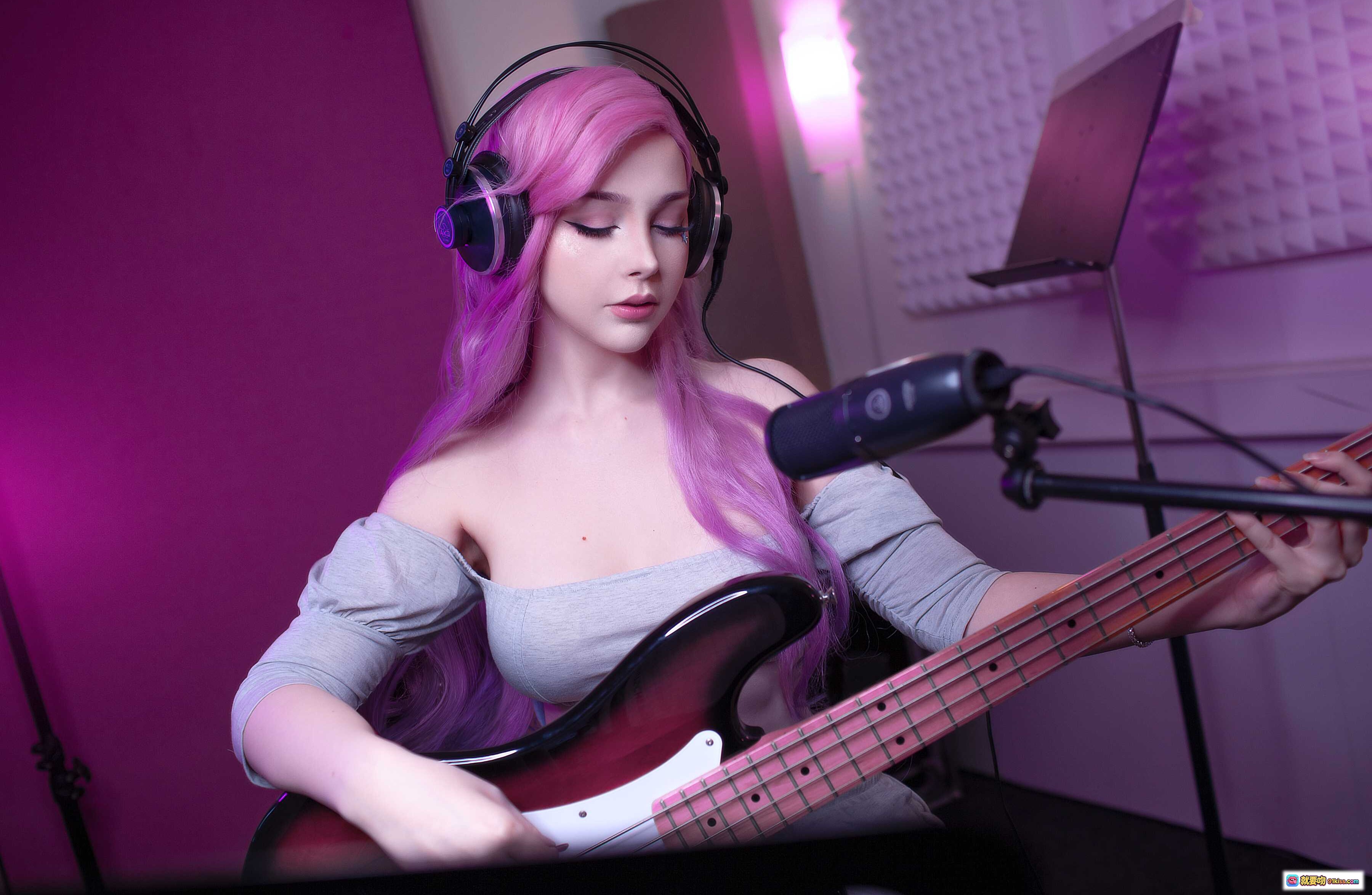 图片[10] - 粉发少女戴耳机深情对麦录音 | KDA风格写真 | Sayathefox NO.018 紫光氛围感人像摄影 - 就要吻