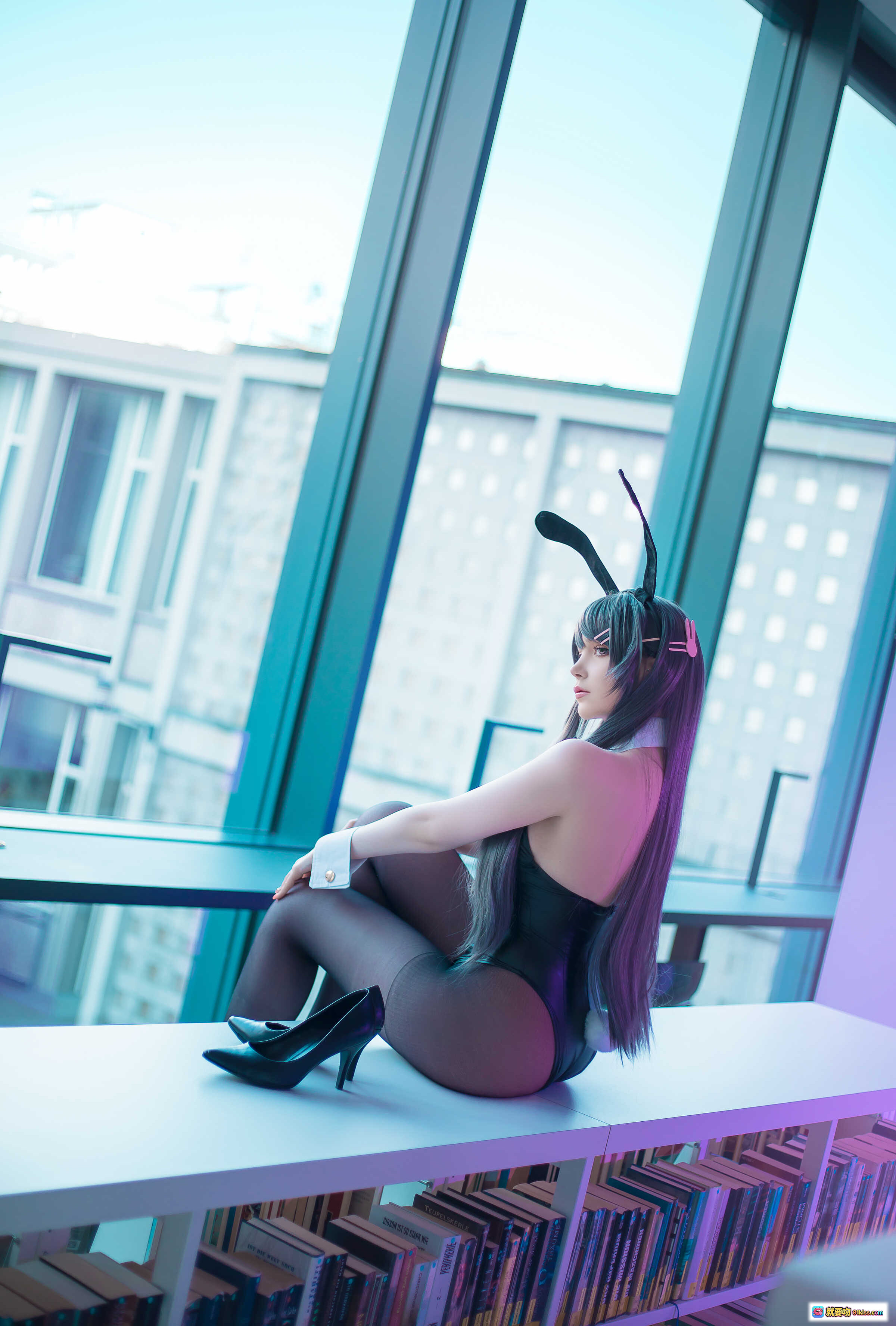 图片[4] - 樱岛麻衣COS写真 | Sayathefox NO.011 兔女郎造型 书店场景 黑丝长发 14P高清图集 - 就要吻