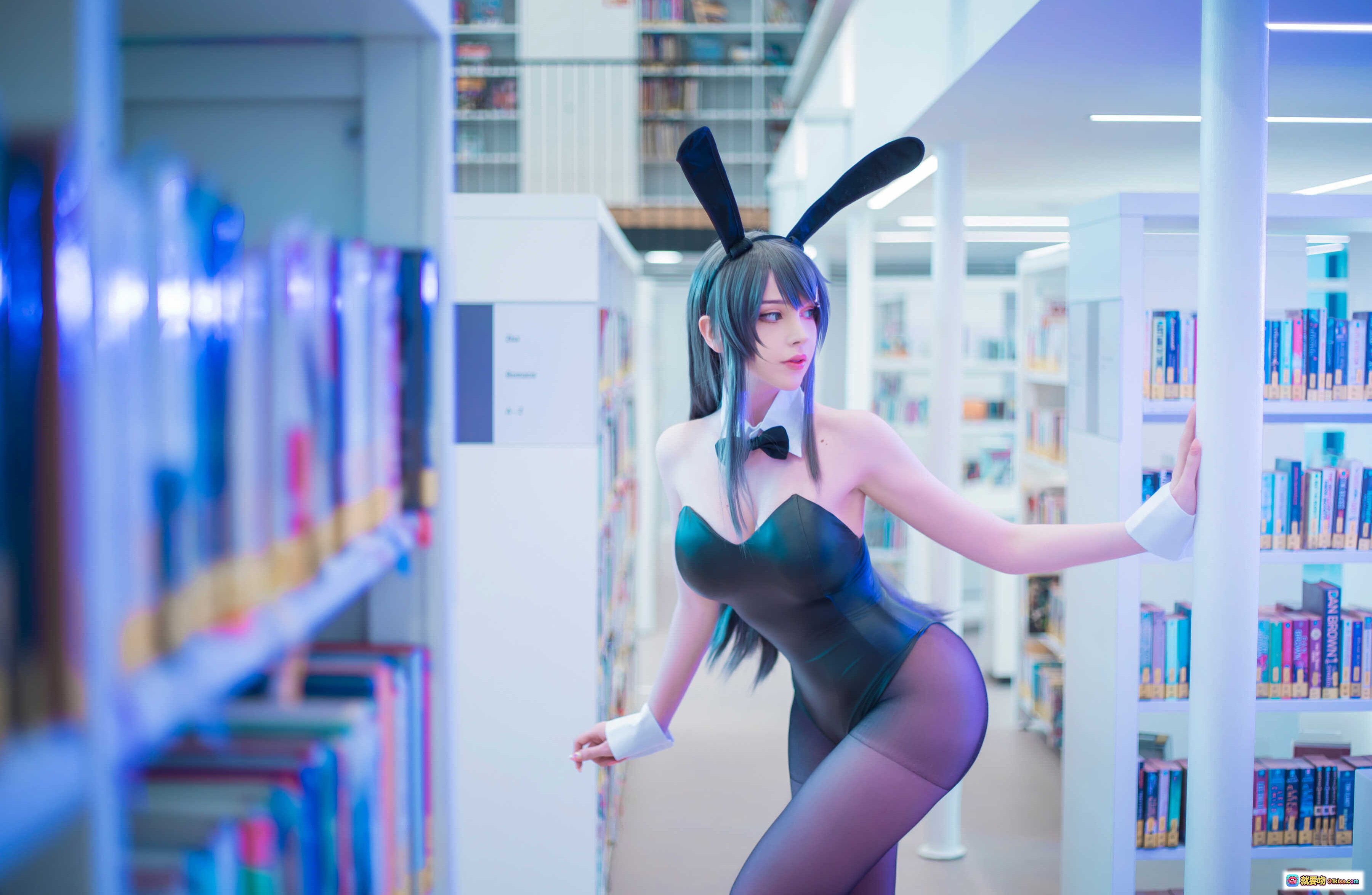 图片[2] - 樱岛麻衣COS写真 | Sayathefox NO.011 兔女郎造型 书店场景 黑丝长发 14P高清图集 - 就要吻