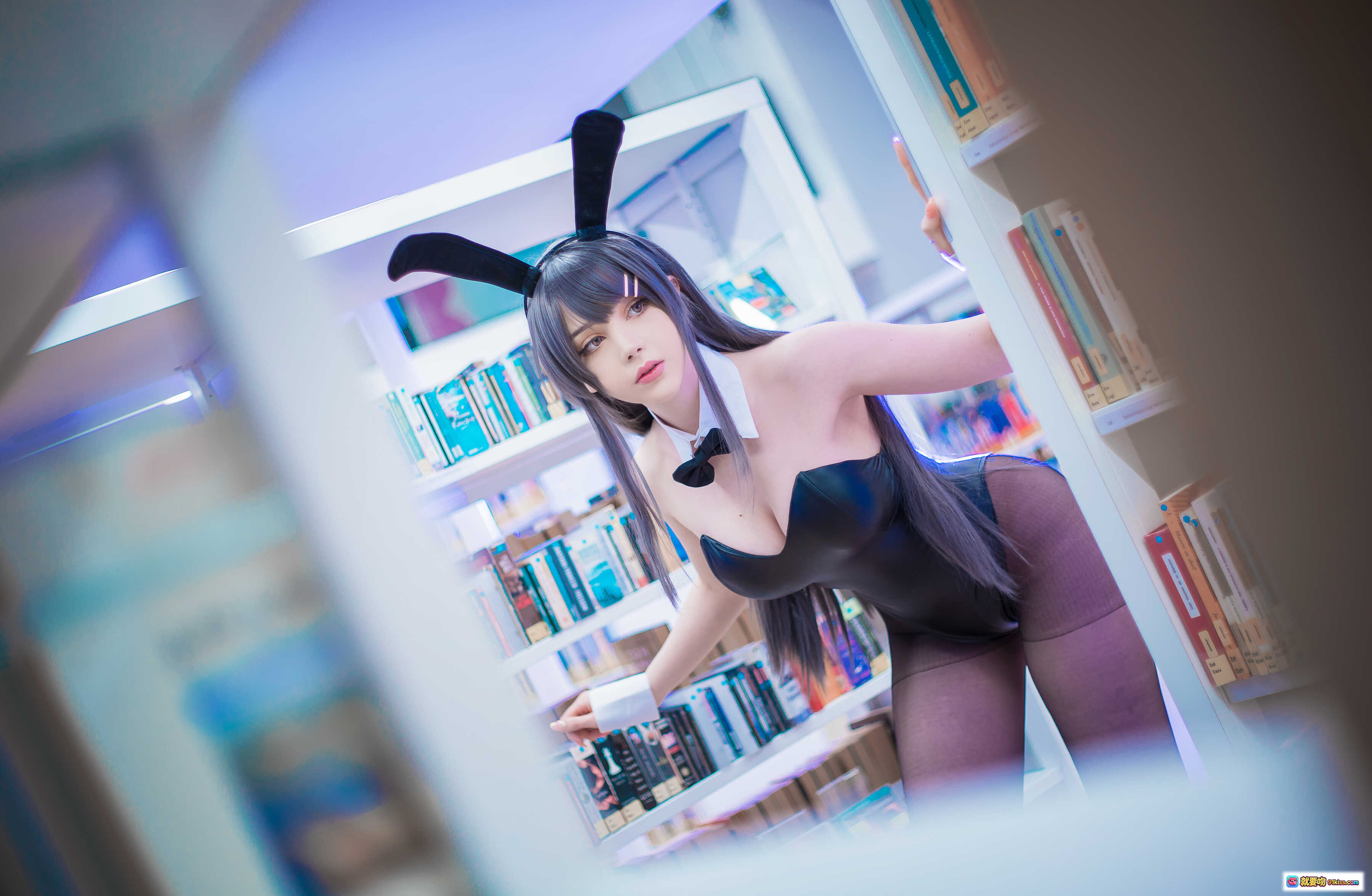 樱岛麻衣COS写真 | Sayathefox NO.011 兔女郎造型 书店场景 黑丝长发 14P高清图集 - 就要吻
