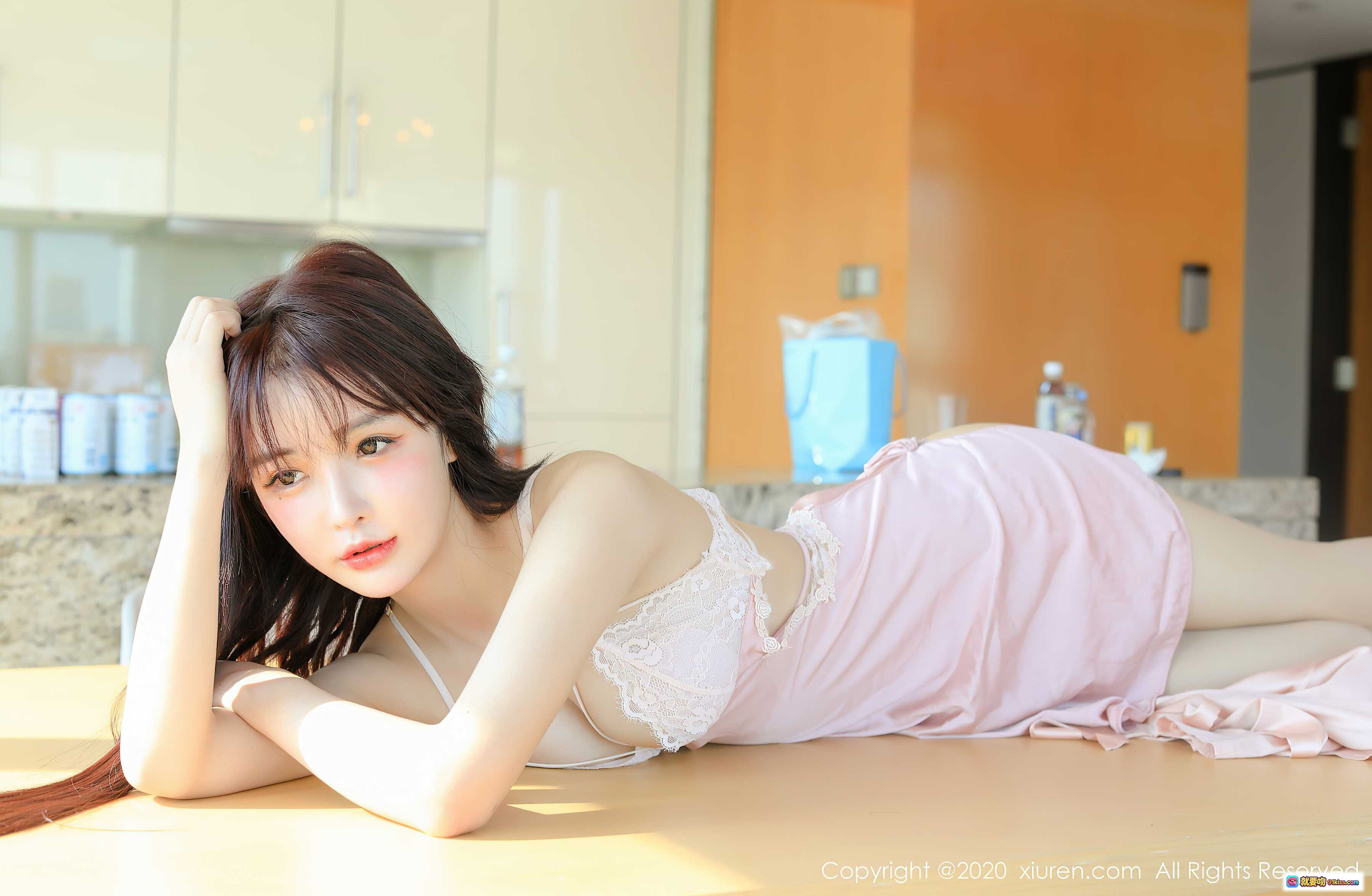 图片[2] - 南初妹妹粉色蕾丝吊带睡衣写真 | 秀人网2020.10.19 No.2666 | 窗边柔光美拍 | 优雅性感私房风 - 就要吻