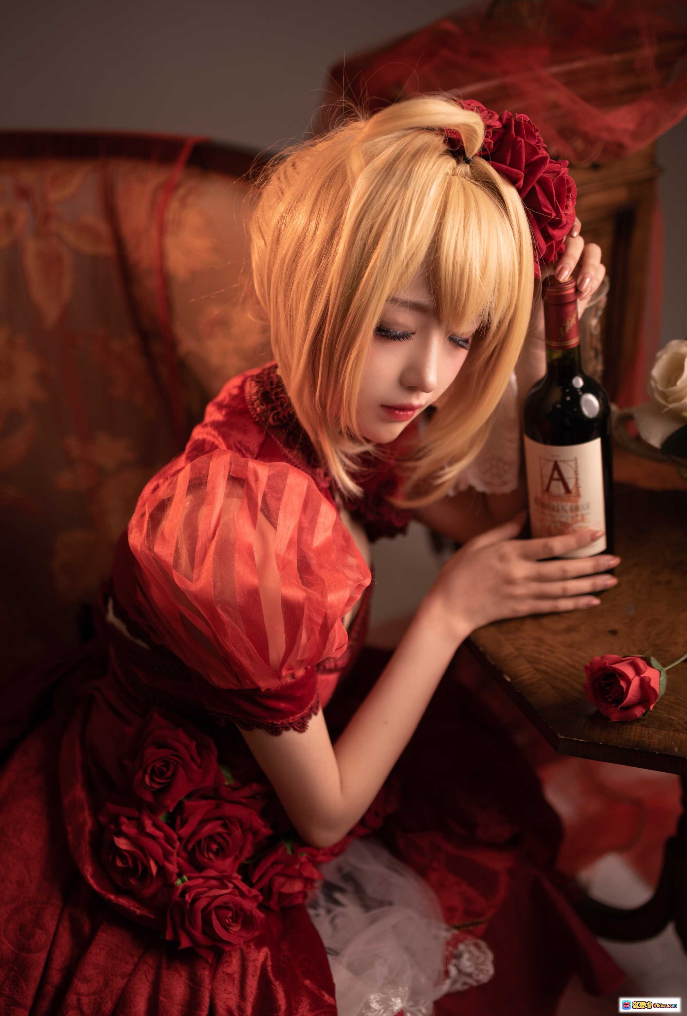 图片[2] - Shika小鹿鹿NO.017尼禄礼服Cosplay写真｜红裙蕾丝少女优雅躺椅场景｜酒瓶花束复古氛围感美图 - 就要吻