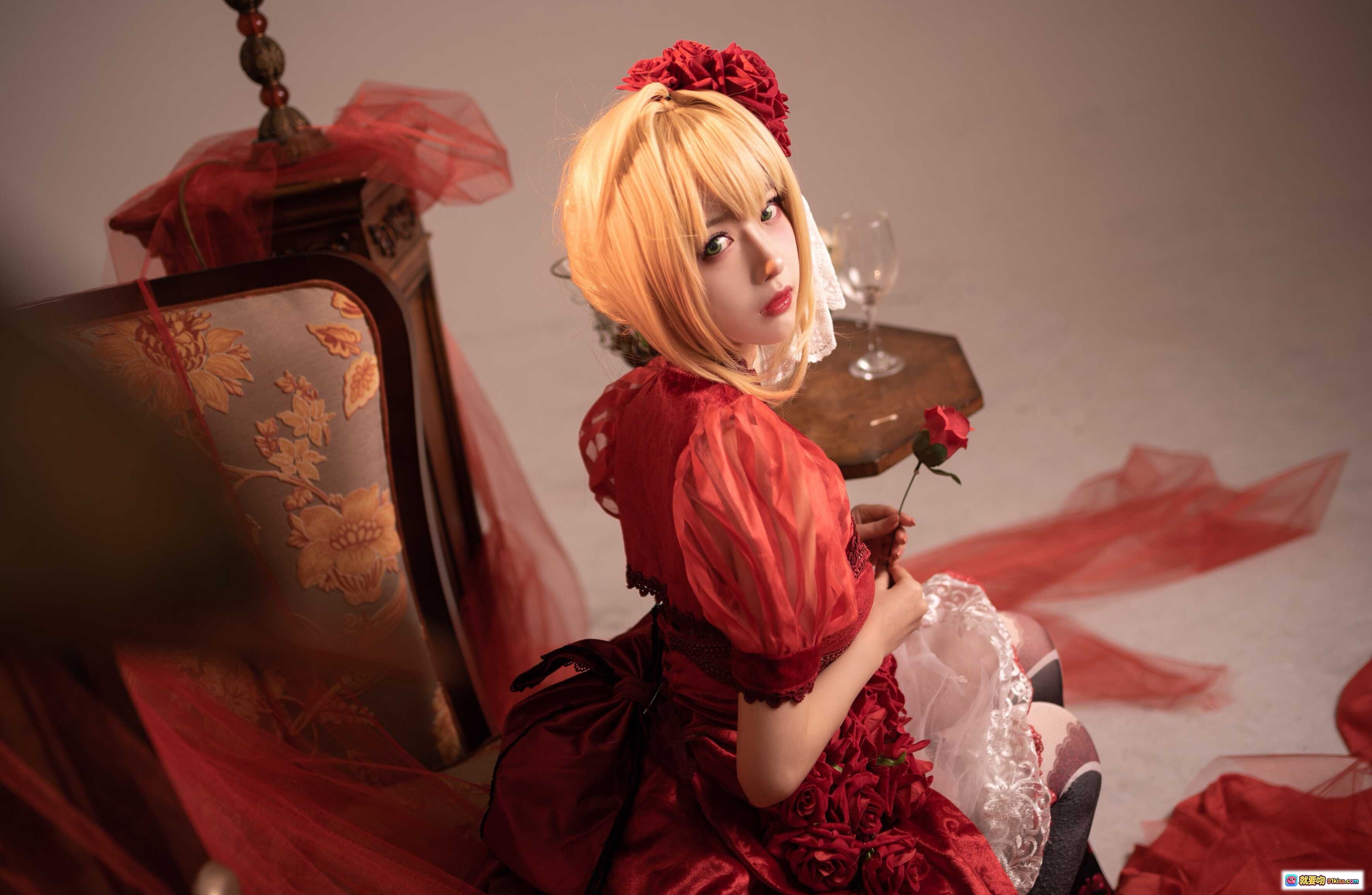 图片[10] - Shika小鹿鹿NO.017尼禄礼服Cosplay写真｜红裙蕾丝少女优雅躺椅场景｜酒瓶花束复古氛围感美图 - 就要吻