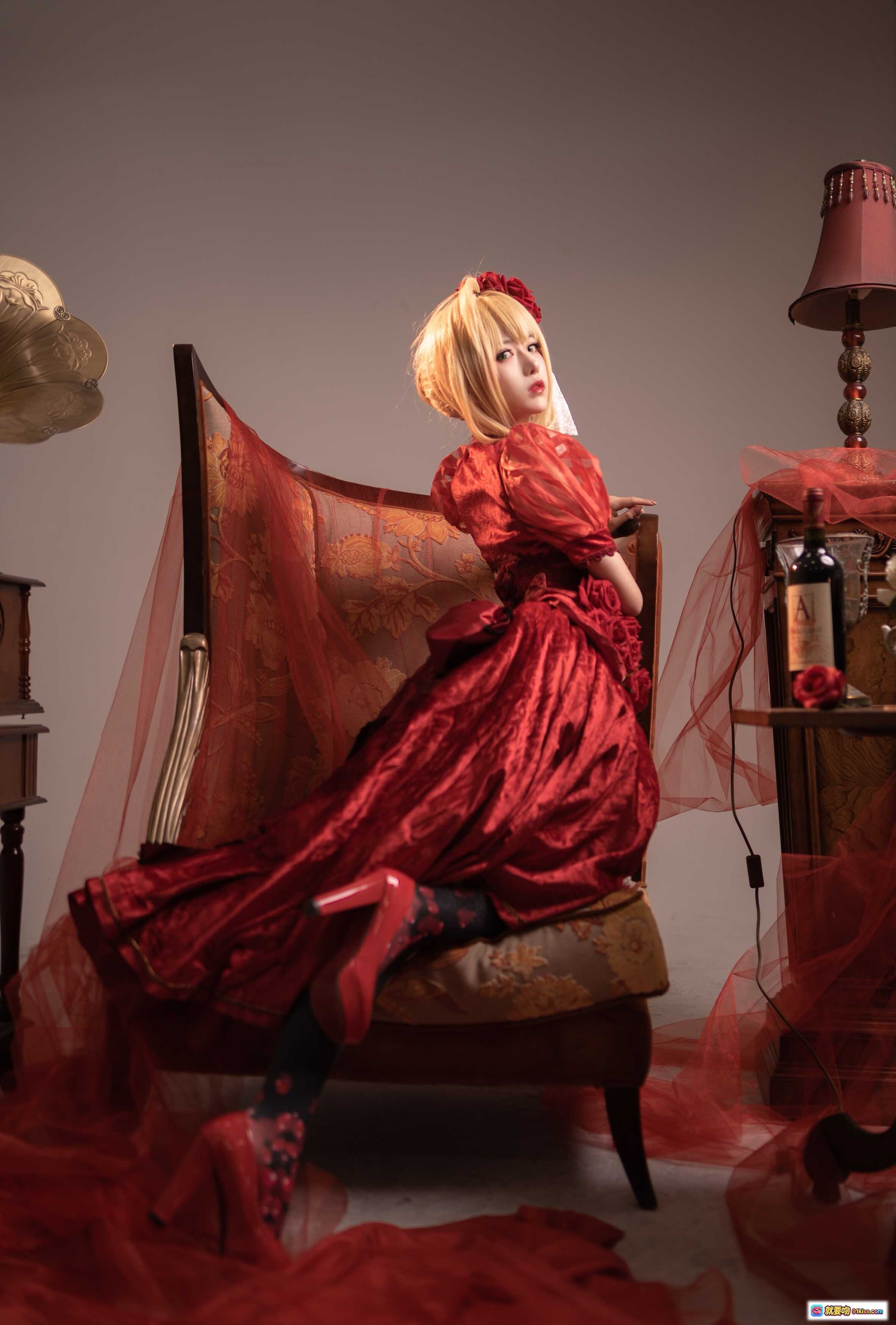 图片[9] - Shika小鹿鹿NO.017尼禄礼服Cosplay写真｜红裙蕾丝少女优雅躺椅场景｜酒瓶花束复古氛围感美图 - 就要吻