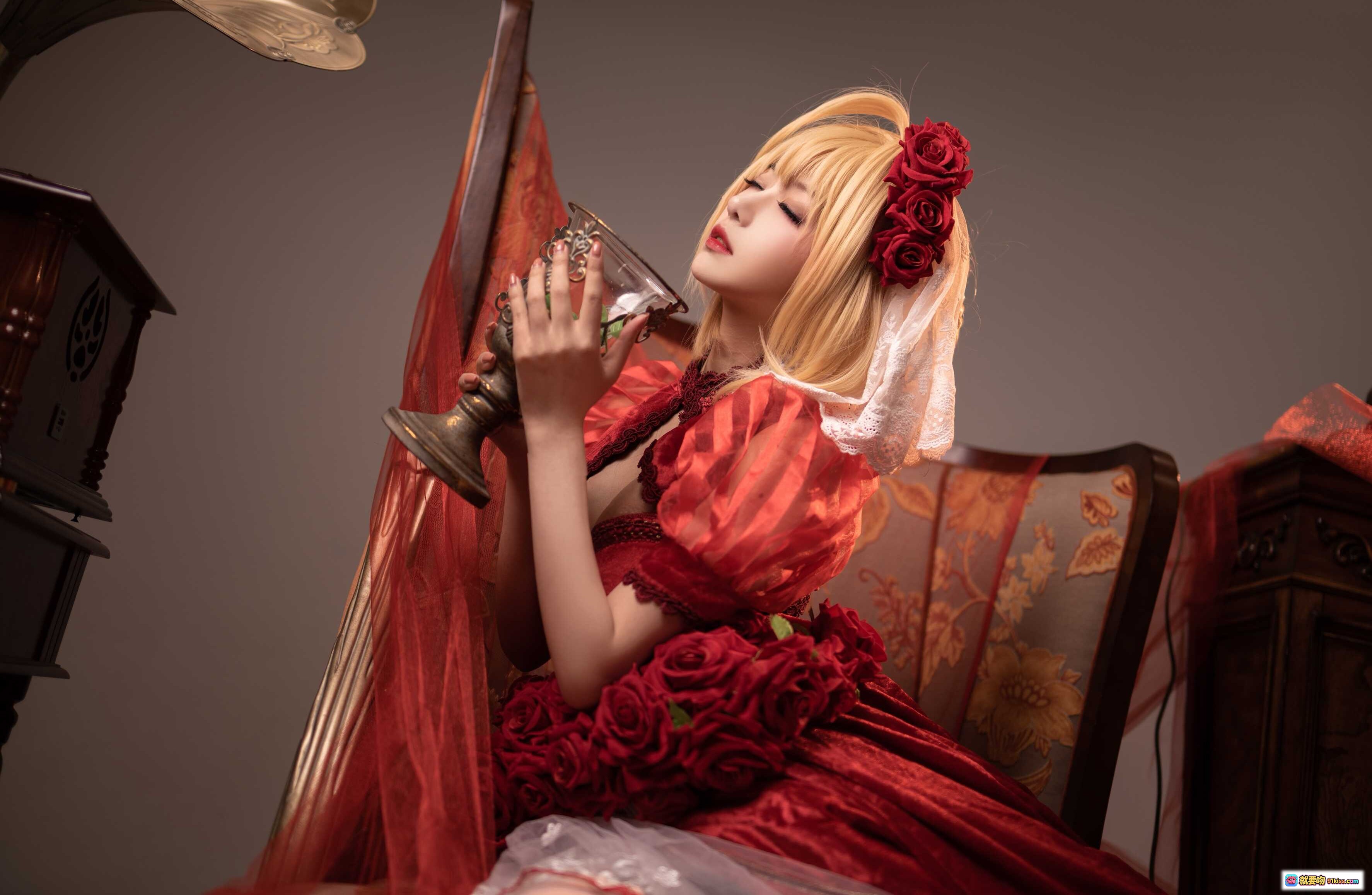 图片[3] - Shika小鹿鹿NO.017尼禄礼服Cosplay写真｜红裙蕾丝少女优雅躺椅场景｜酒瓶花束复古氛围感美图 - 就要吻