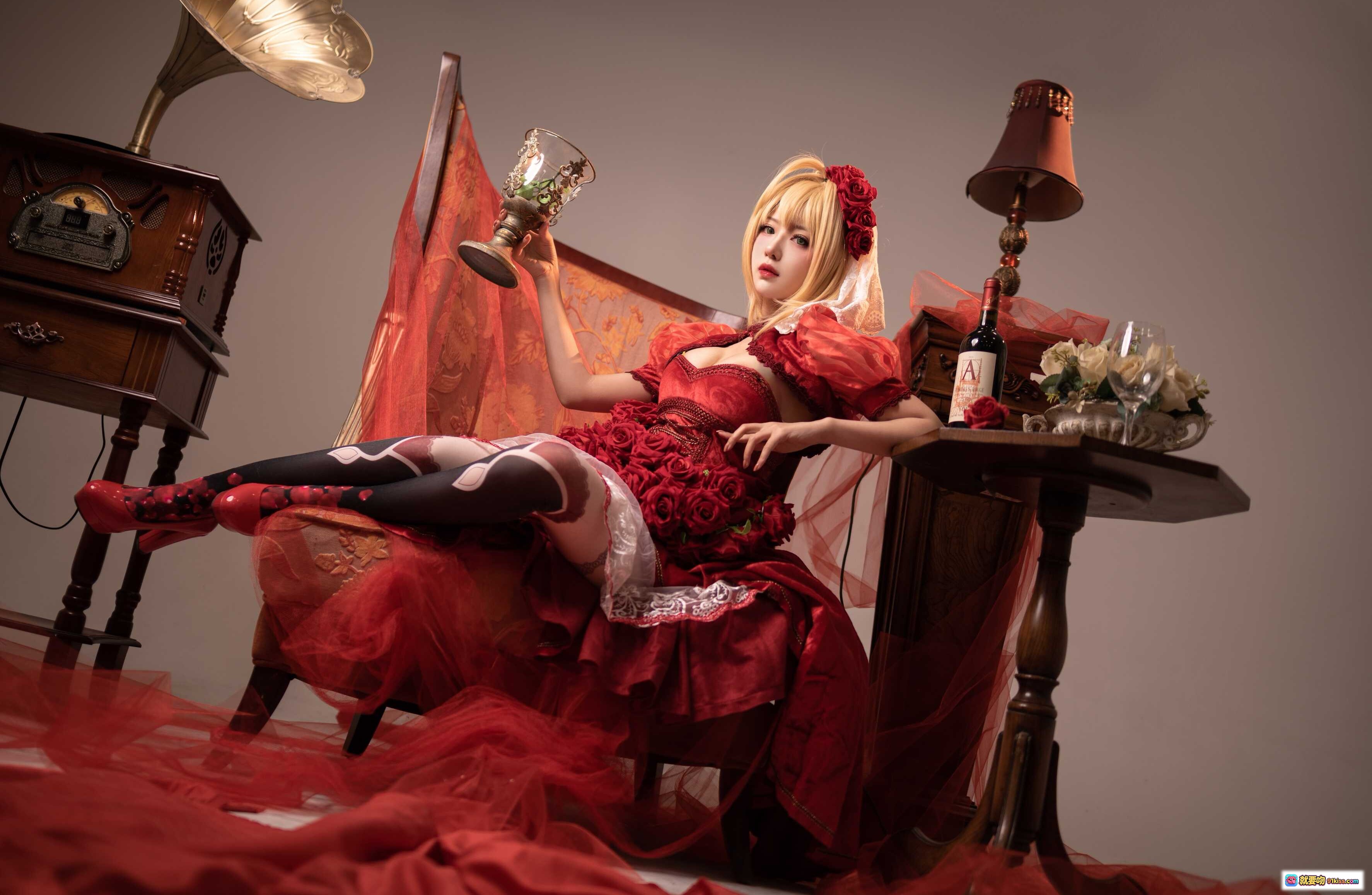 图片[7] - Shika小鹿鹿NO.017尼禄礼服Cosplay写真｜红裙蕾丝少女优雅躺椅场景｜酒瓶花束复古氛围感美图 - 就要吻