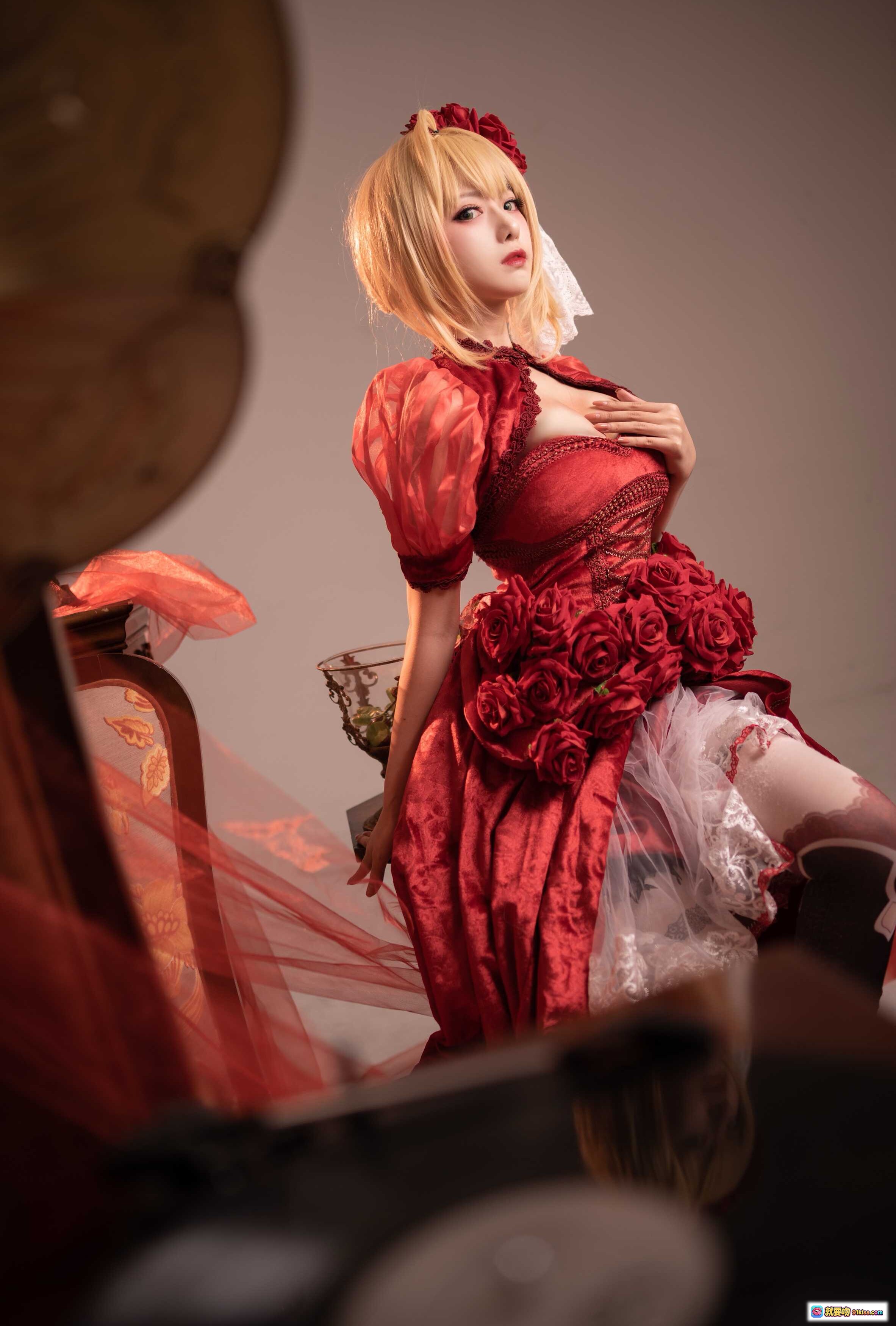 图片[6] - Shika小鹿鹿NO.017尼禄礼服Cosplay写真｜红裙蕾丝少女优雅躺椅场景｜酒瓶花束复古氛围感美图 - 就要吻