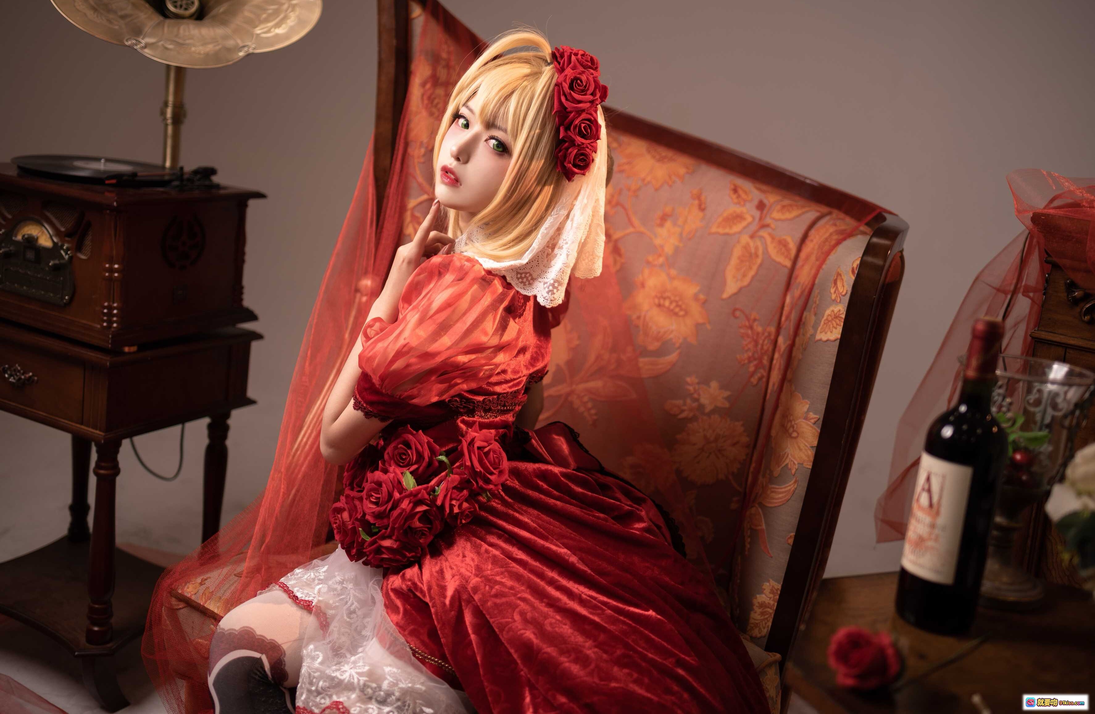 图片[4] - Shika小鹿鹿NO.017尼禄礼服Cosplay写真｜红裙蕾丝少女优雅躺椅场景｜酒瓶花束复古氛围感美图 - 就要吻