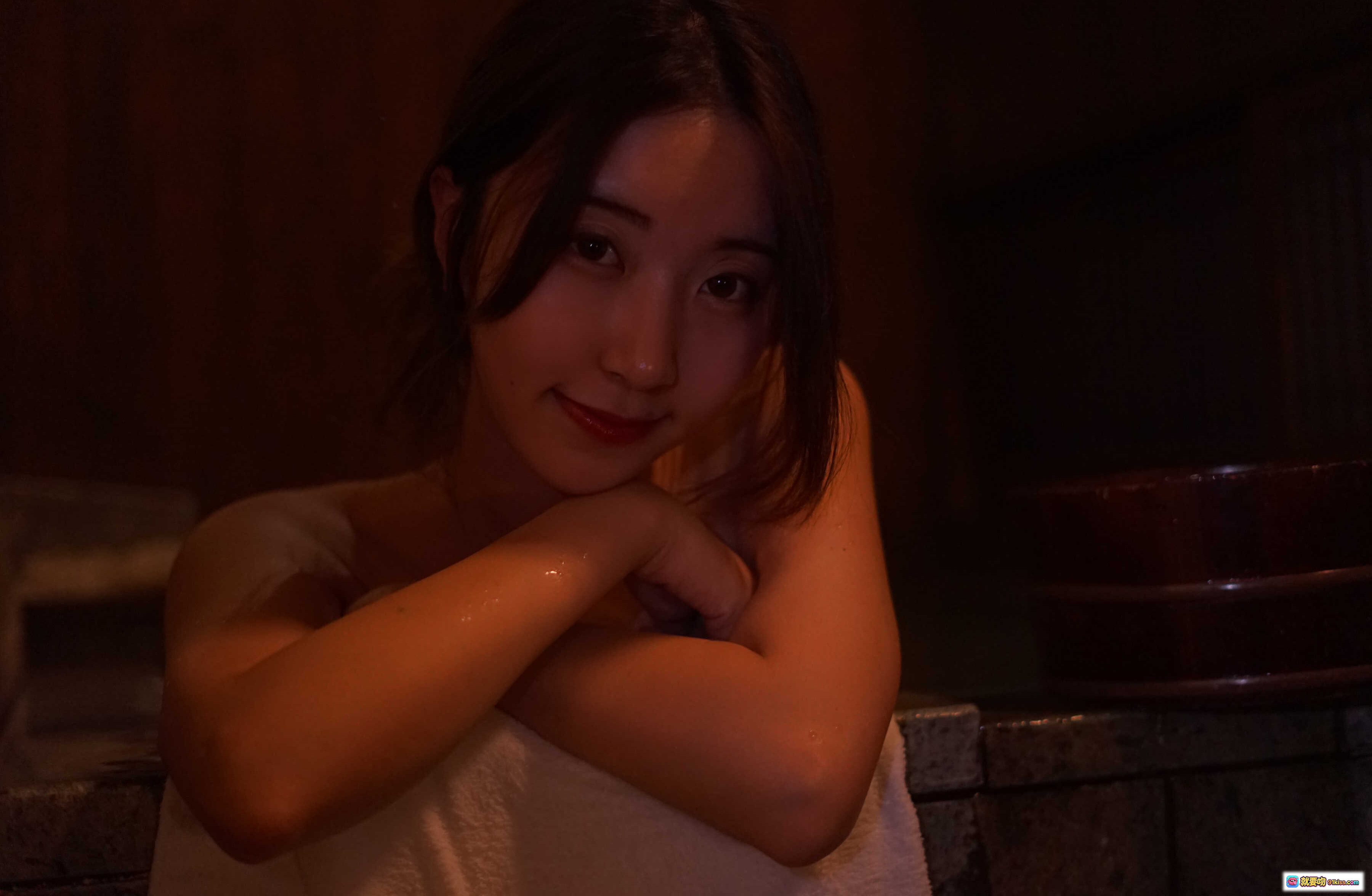 图片[7] - 黑川NO.045浴巾写真 | 温泉氛围感美女 | 暖光木质背景 | 红唇微湿发丝 | 13P高清图集 - 就要吻